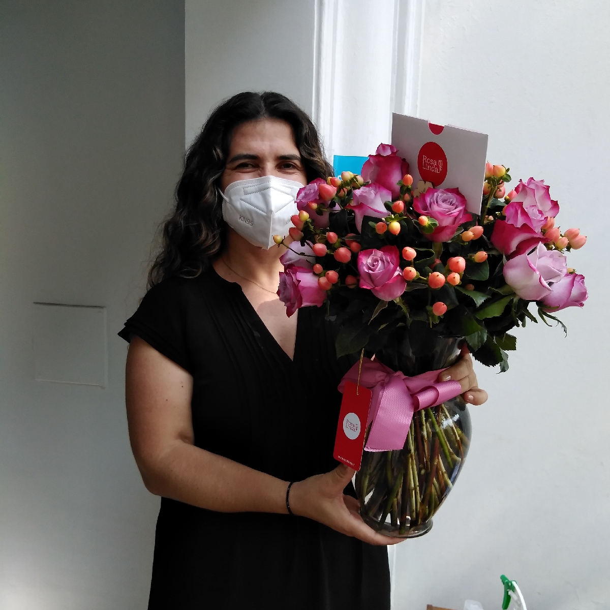 Antonia Lila - Arreglo floral en florero con 24 rosas lilas e hypericum rosado - Pedido 222739