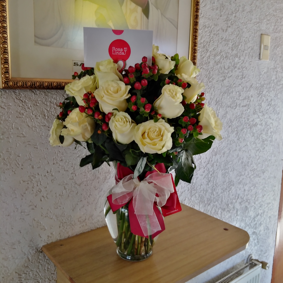 Antonia Blanco - Arreglo floral en florero con 24 rosas blancas e hypericum rojo - Pedido 225939