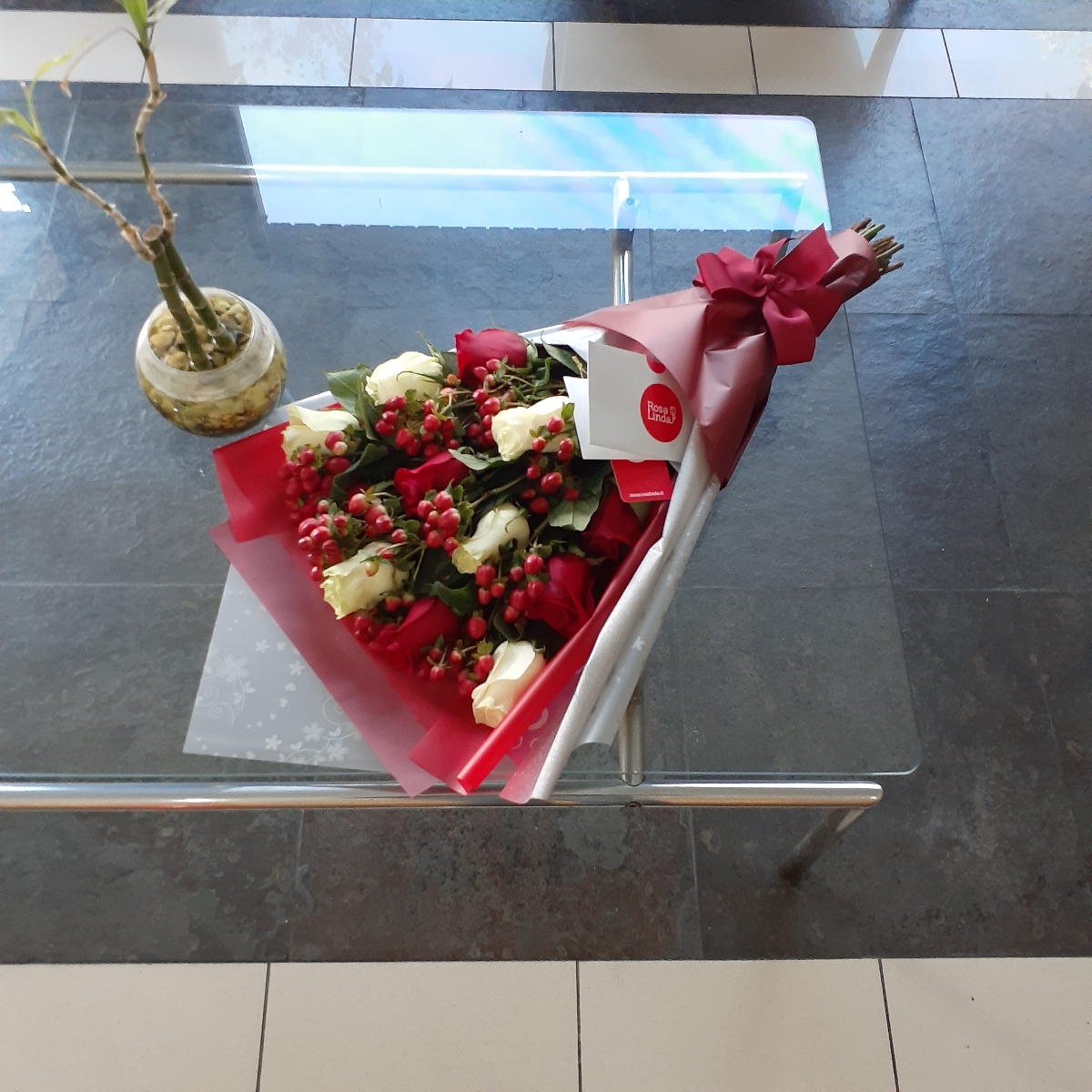 Ramo de rosas extendido con mix de 12 rosas blancas y rojas e hypericum - Pedido 230915
