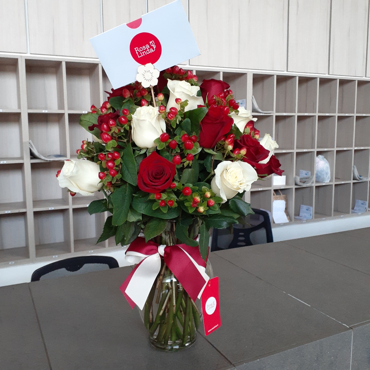 Antonia Blanco-Rojo - Arreglo floral en florero con mix de 24 rosas blancas y rojas, e hypericum rojo - Pedido 234960