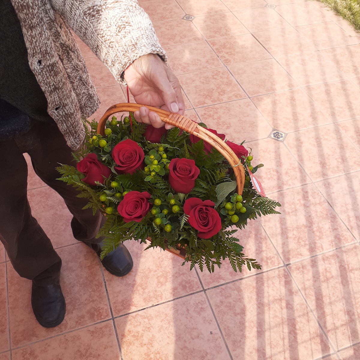 Ternura Rojo - Canasto con rosas rojas e hypericum verde - Pedido 235001
