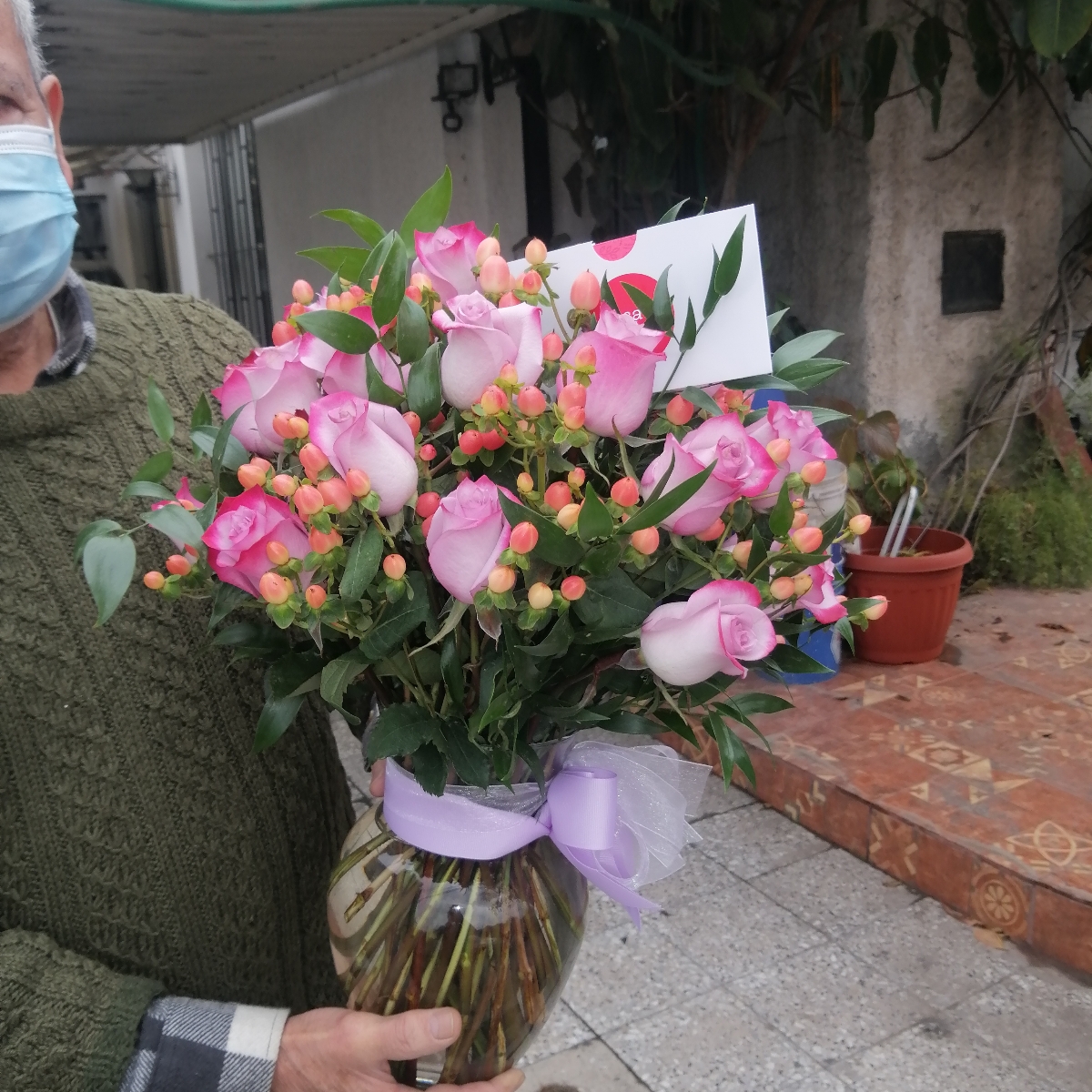 Antonia Lila - Arreglo floral en florero con 24 rosas lilas e hypericum rosado - Pedido 235457