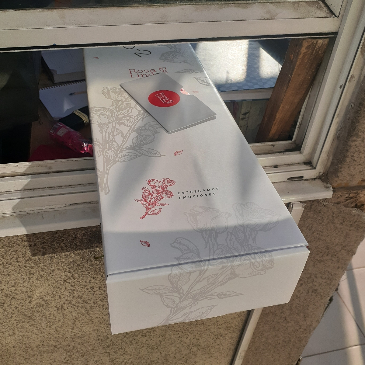 12 rosas rojas FlowerBox - Caja de flores con 12 rosas ecuatorianas rojas - Pedido 235868