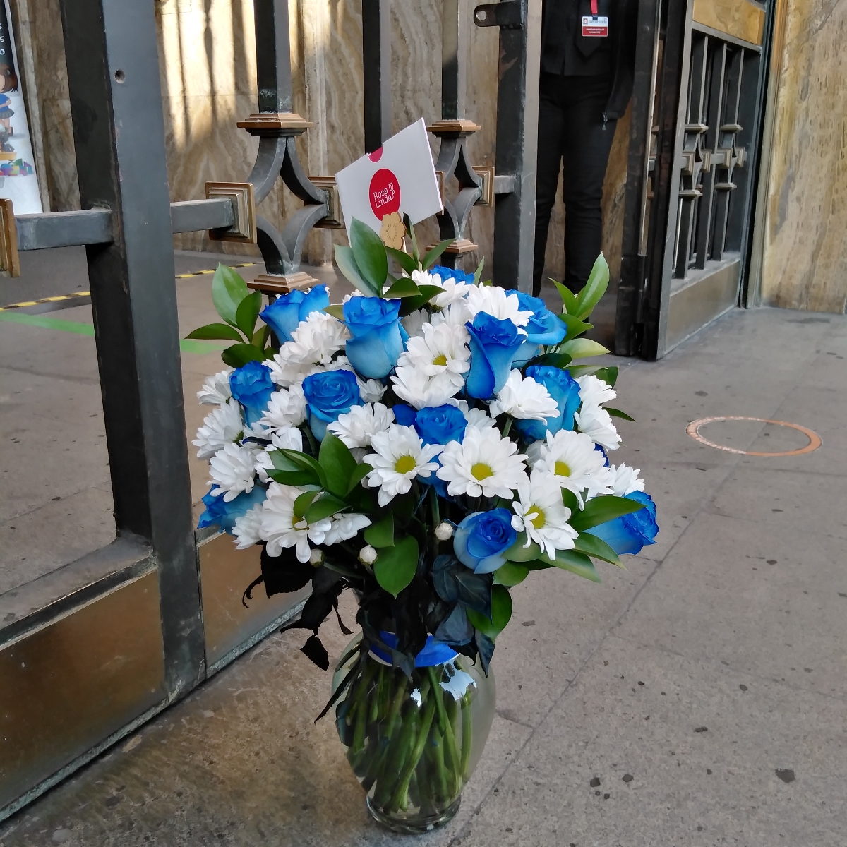 Arreglo floral en florero con rosas azules y maules blancos - Pedido 236075