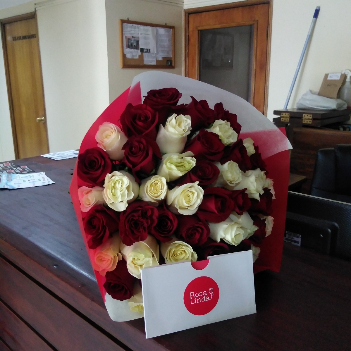 Ramo de Rosas - Ramo circular con 50 rosas mix blanco-rojas - Pedido 236311
