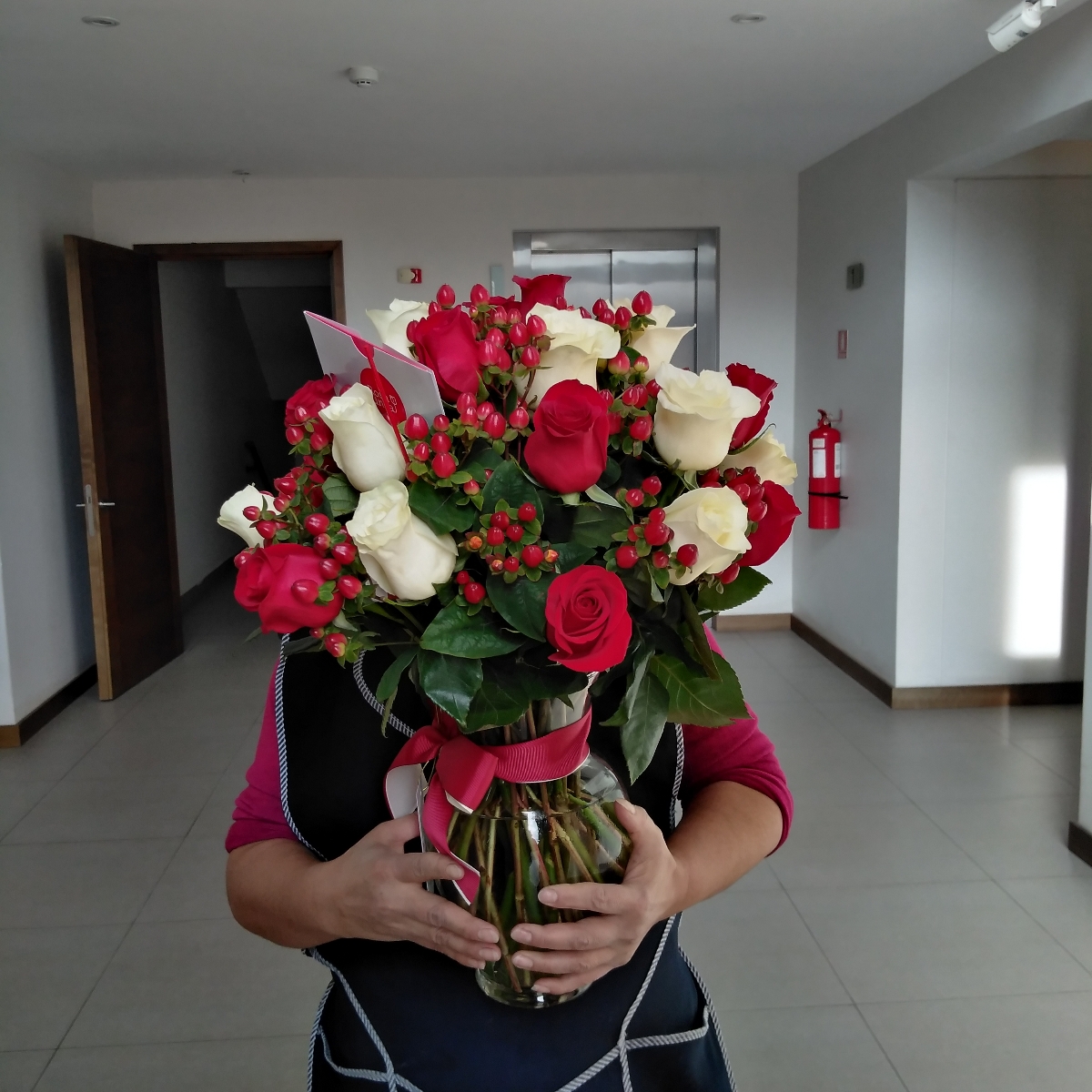 Antonia Blanco-Rojo - Arreglo floral en florero con mix de 24 rosas blancas y rojas, e hypericum rojo - Pedido 236325