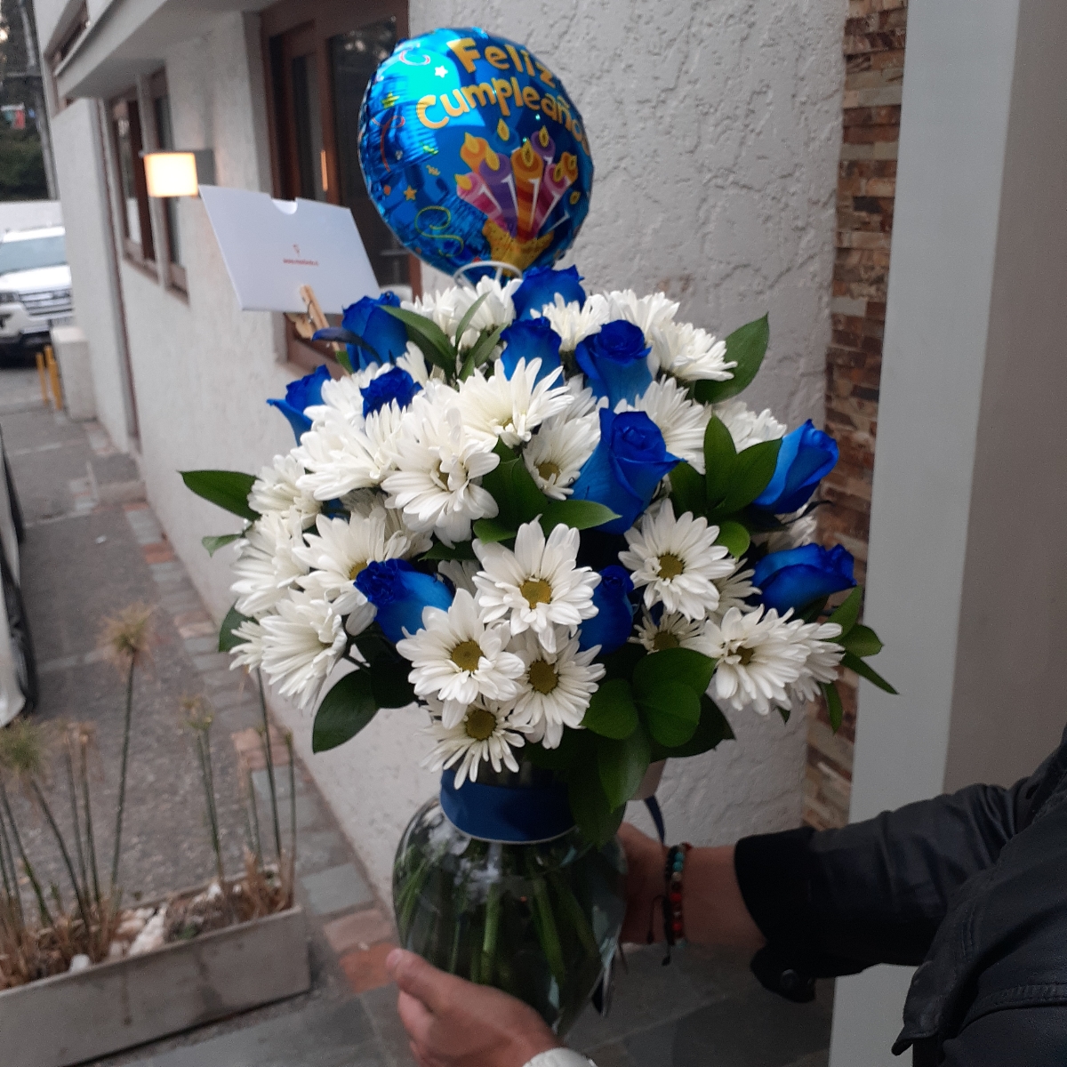 Arreglo floral en florero con rosas azules y maules blancos - Pedido 236402