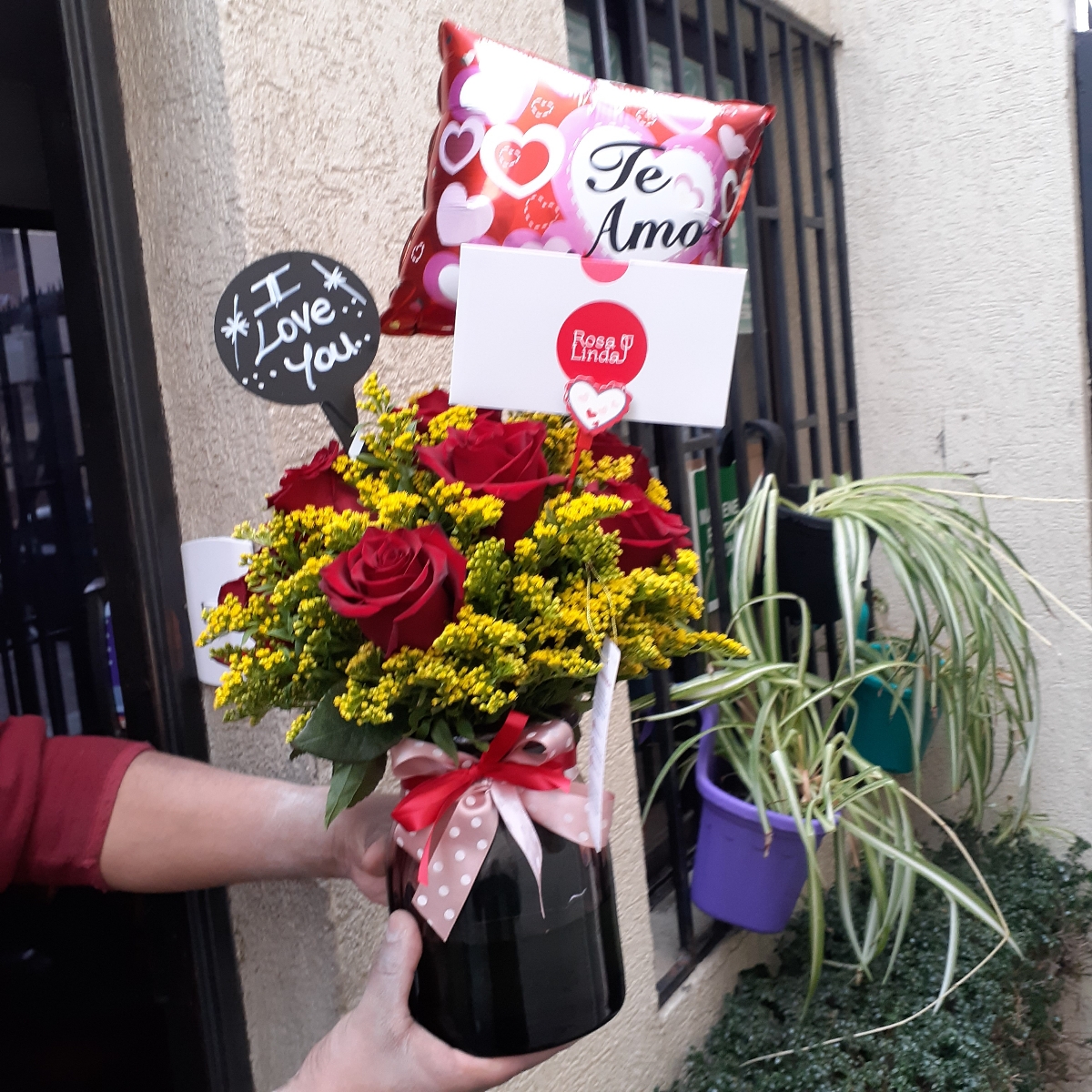 Caricias - Arreglo floral en florero con rosas ecuatorianas rojas, solidago y globo Te amo - Pedido 238512