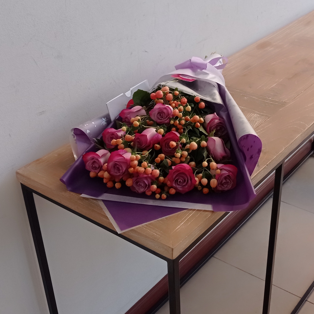 Ramo de rosas extendido con 12 rosas lilas e hypericum - Pedido 240187