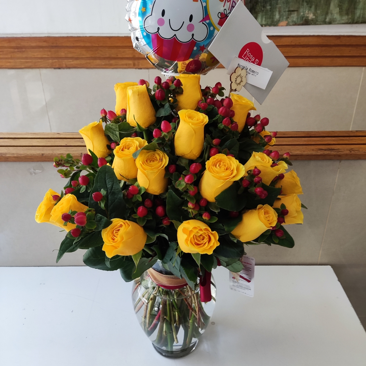 Antonia Amarillo e hypericum rojo - Arreglo floral en florero con 24 rosas amarillas e hypericum rojo - Pedido 240381