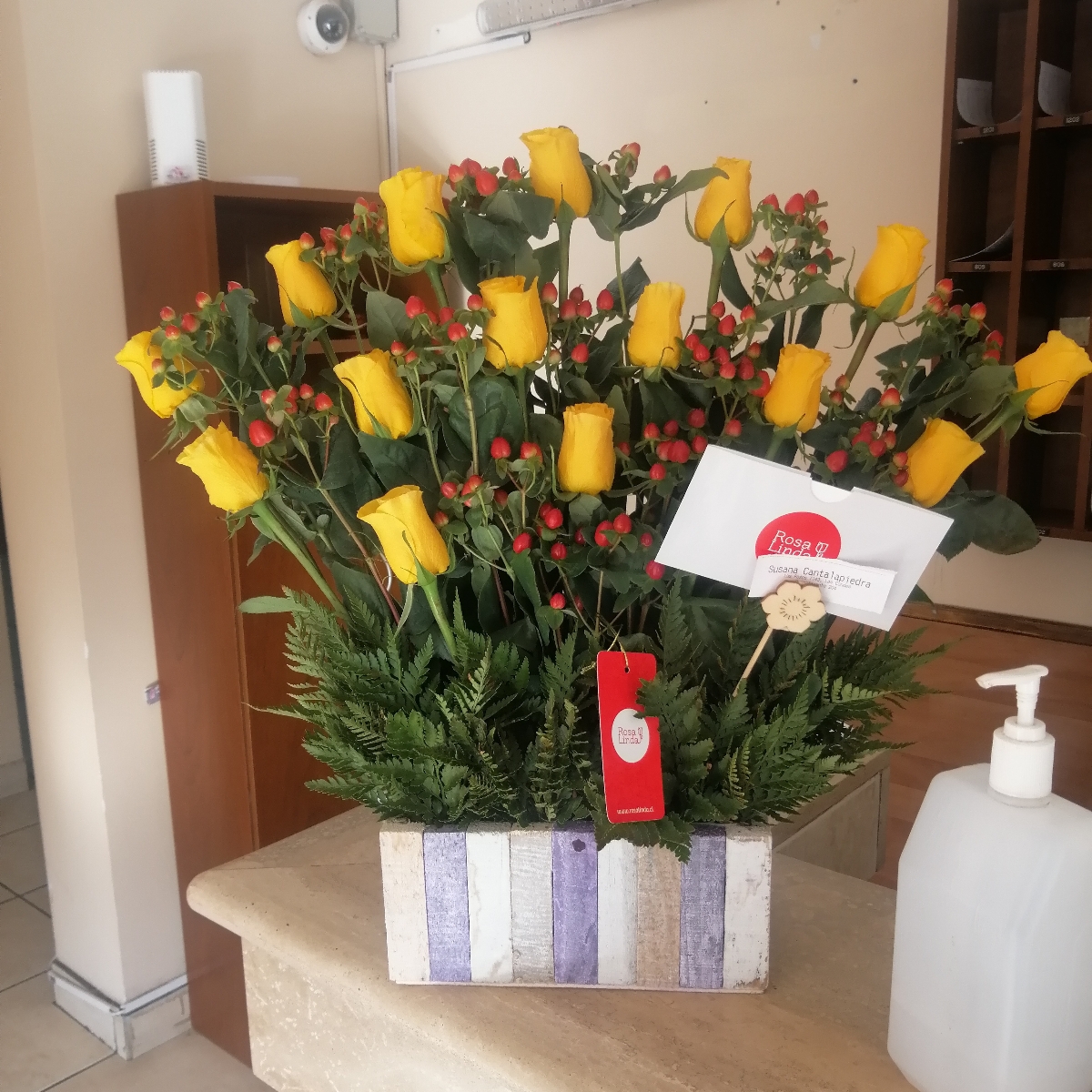 Jardín de Rosas Amarillo - Arreglo floral con 16 rosas amarillas e hypericum rojo - Pedido 240459
