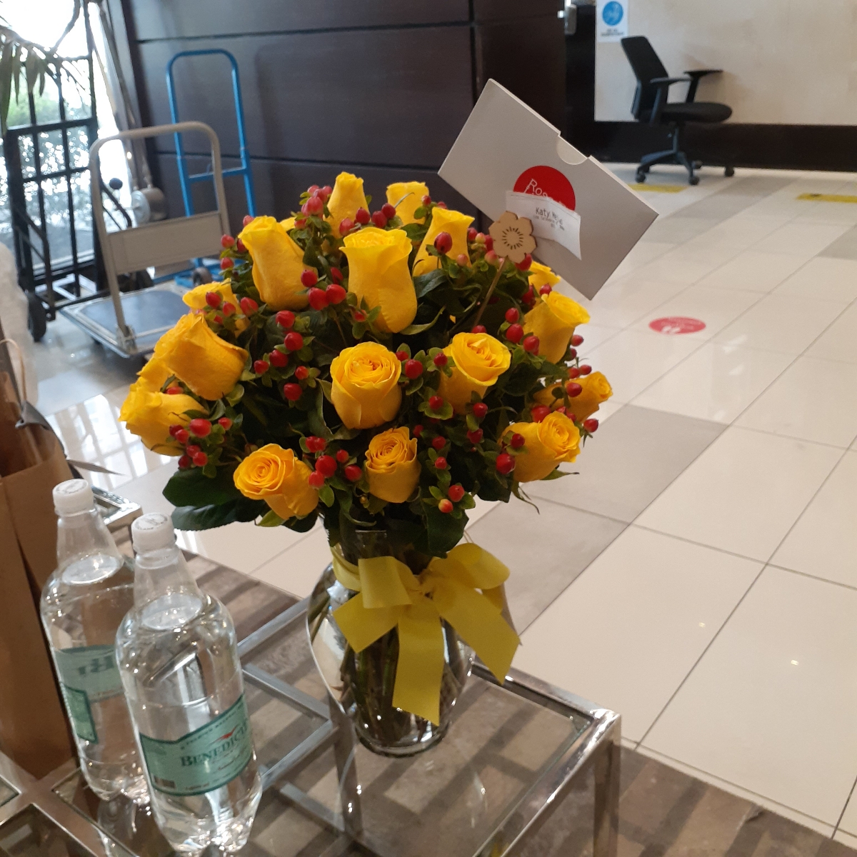 Antonia Amarillo e hypericum rojo - Arreglo floral en florero con 24 rosas amarillas e hypericum rojo - Pedido 240695