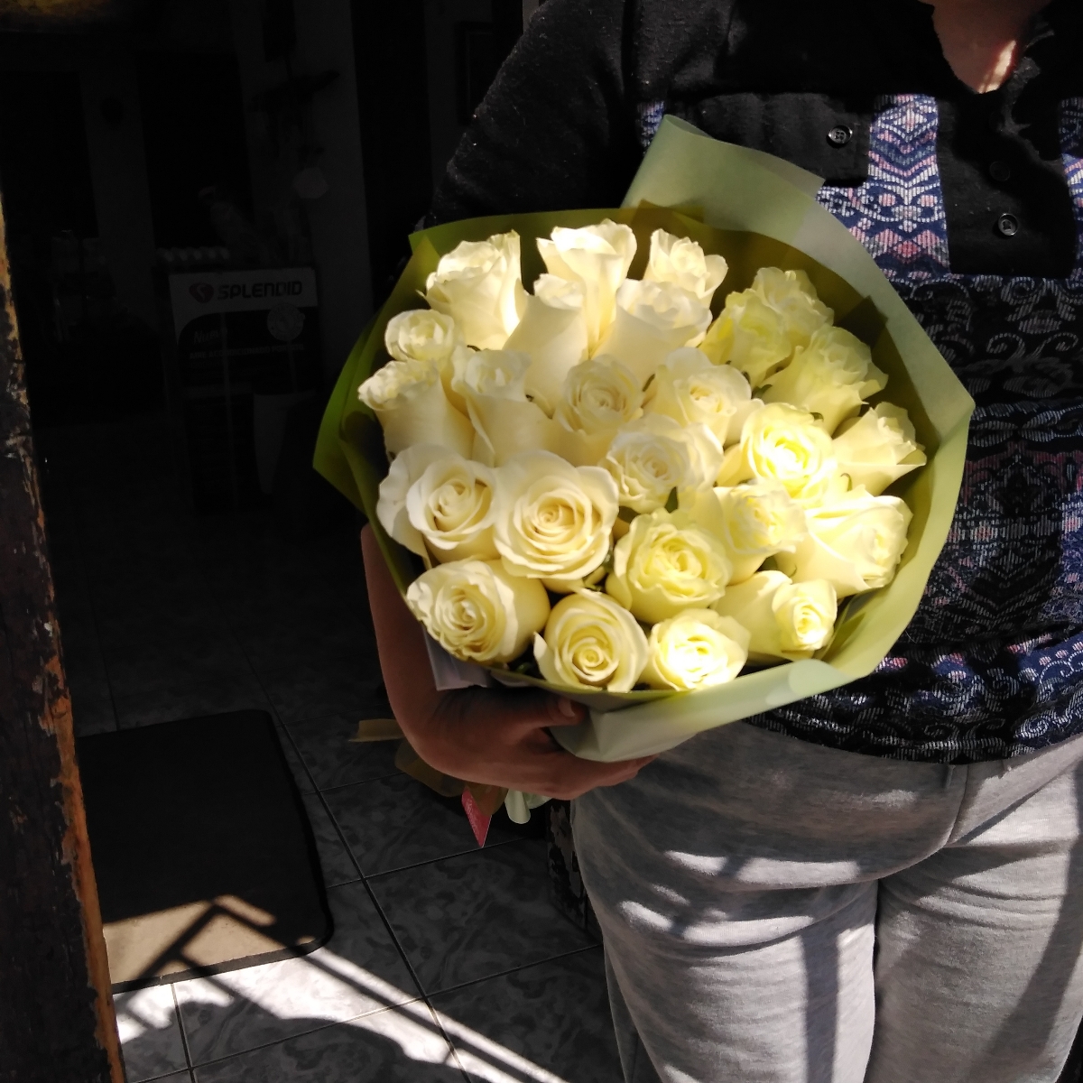 Ramo de rosas - Ramo circular con 24 rosas ecuatorianas blancas - Pedido 240703