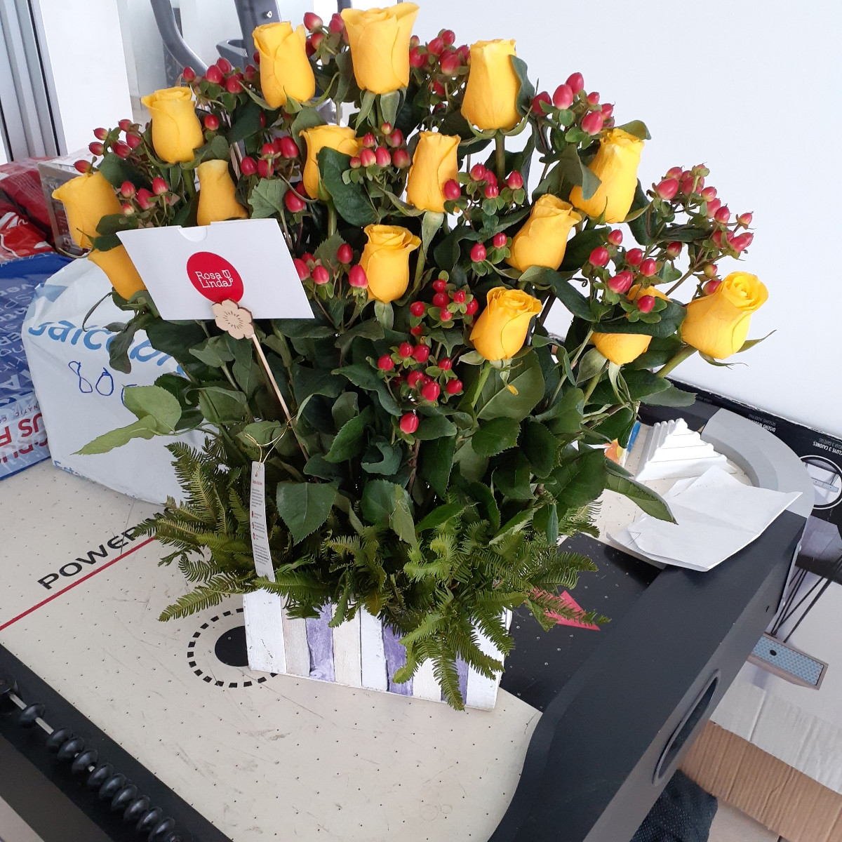 Jardín de Rosas Amarillo - Arreglo floral con 16 rosas amarillas e hypericum rojo - Pedido 241667