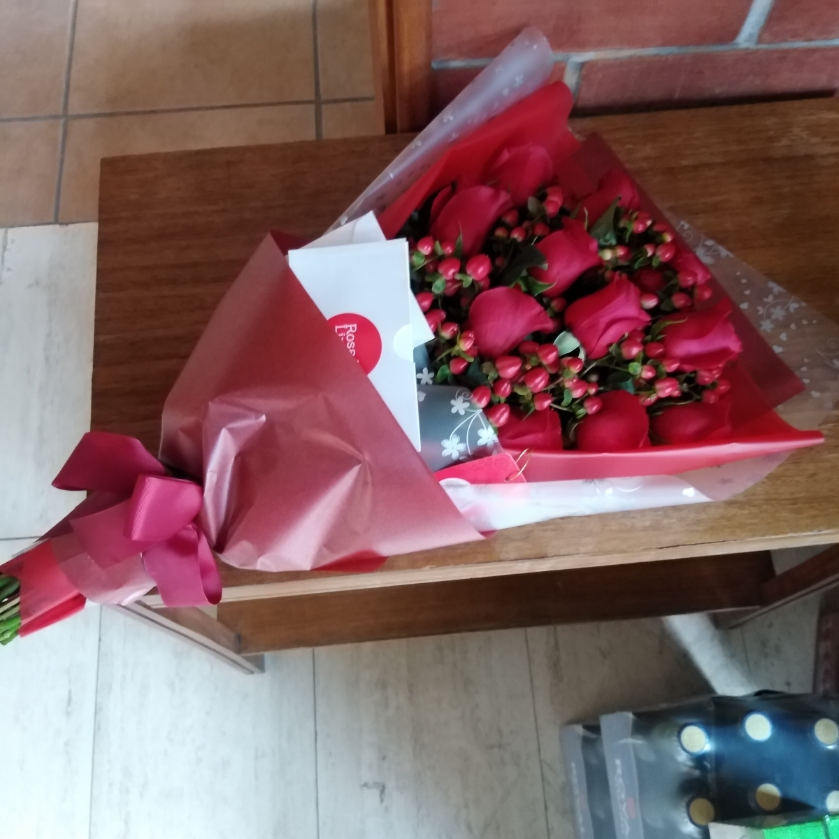 Ramo de rosas extendido con 12 rosas rojas e hypericum - Pedido 241679