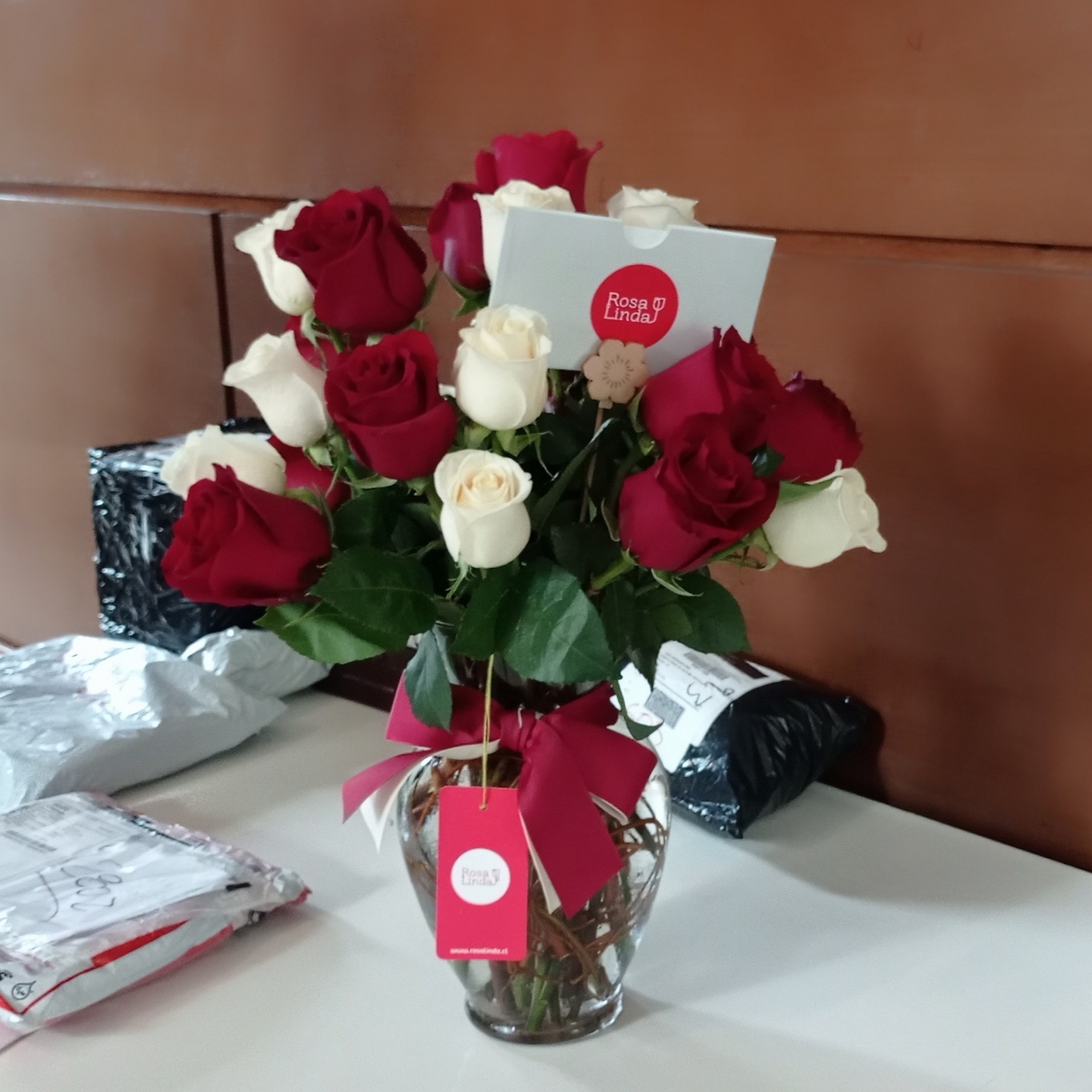 Arreglo floral en florero ánfora con mix de 24 rosas blancas y rojas - Pedido 241751