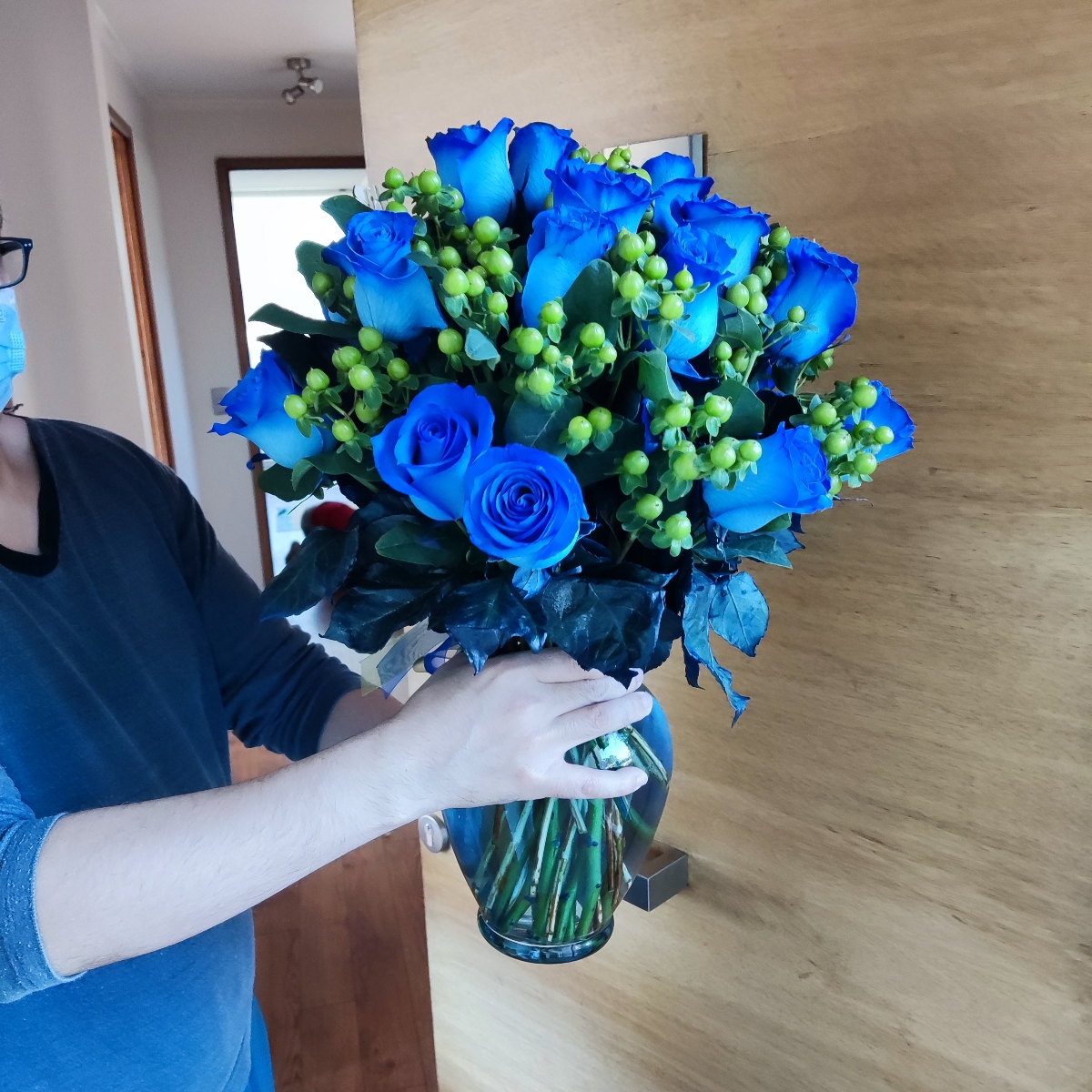 Antonia Azul - Arreglo floral en florero con 24 rosas azules e hypericum verde - Pedido 241811