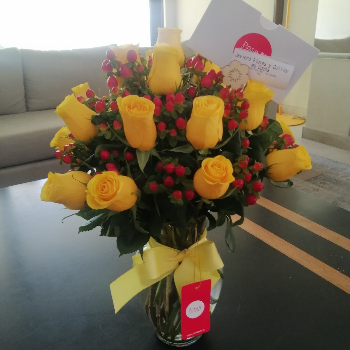 Antonia Amarillo e hypericum rojo - Arreglo floral en florero con 24 rosas amarillas e hypericum rojo - Pedido 242133