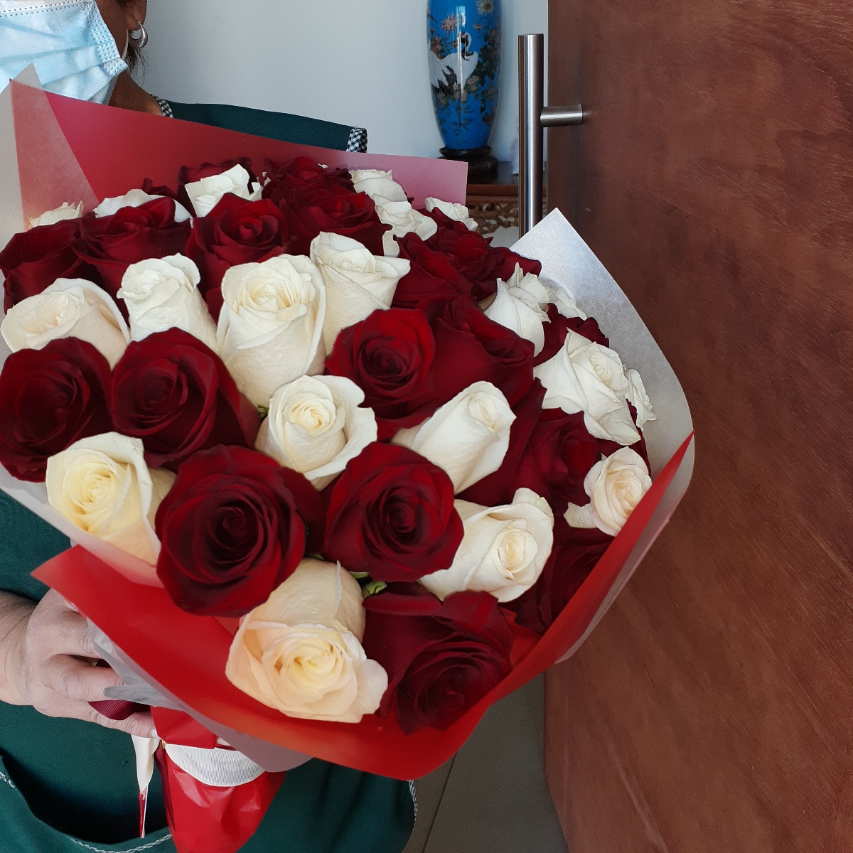 Ramo de Rosas - Ramo circular con 50 rosas mix blanco-rojas - Pedido 242339