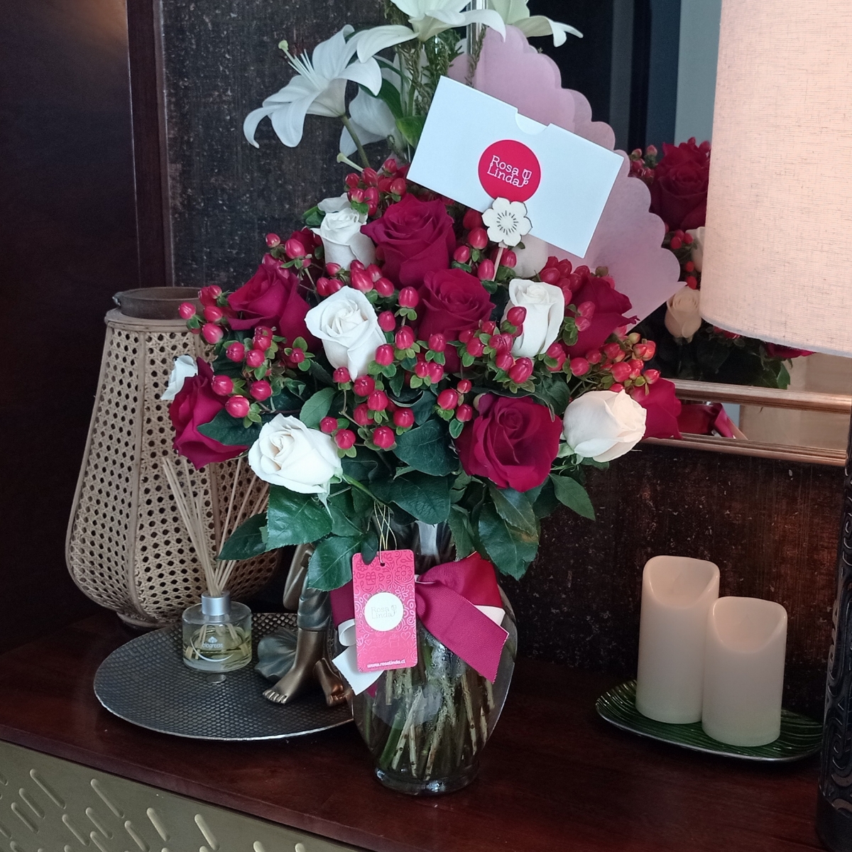 Antonia Blanco-Rojo - Arreglo floral en florero con mix de 24 rosas blancas y rojas, e hypericum rojo - Pedido 242420