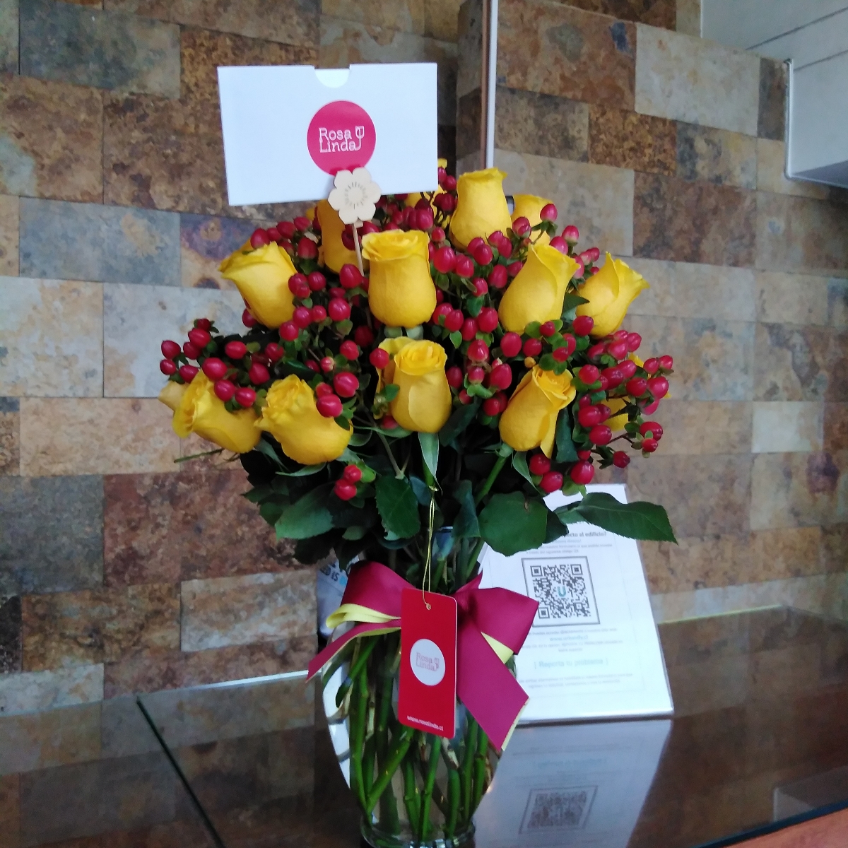 Antonia Amarillo e hypericum rojo - Arreglo floral en florero con 24 rosas amarillas e hypericum rojo - Pedido 242539