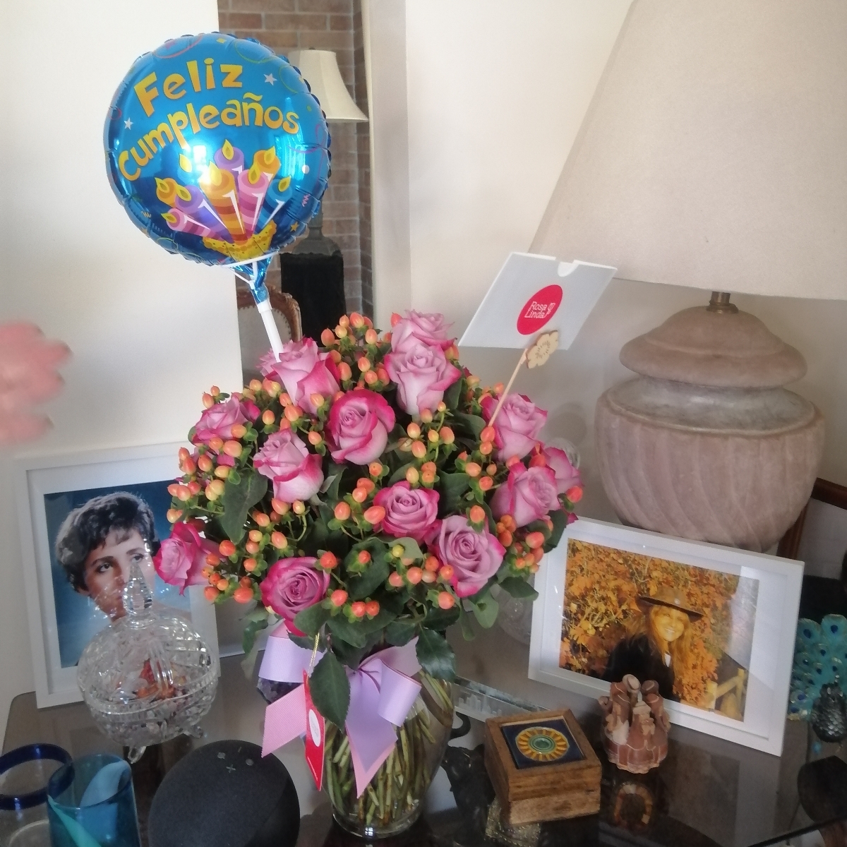 Antonia Lila - Arreglo floral en florero con 24 rosas lilas e hypericum rosado - Pedido 242740