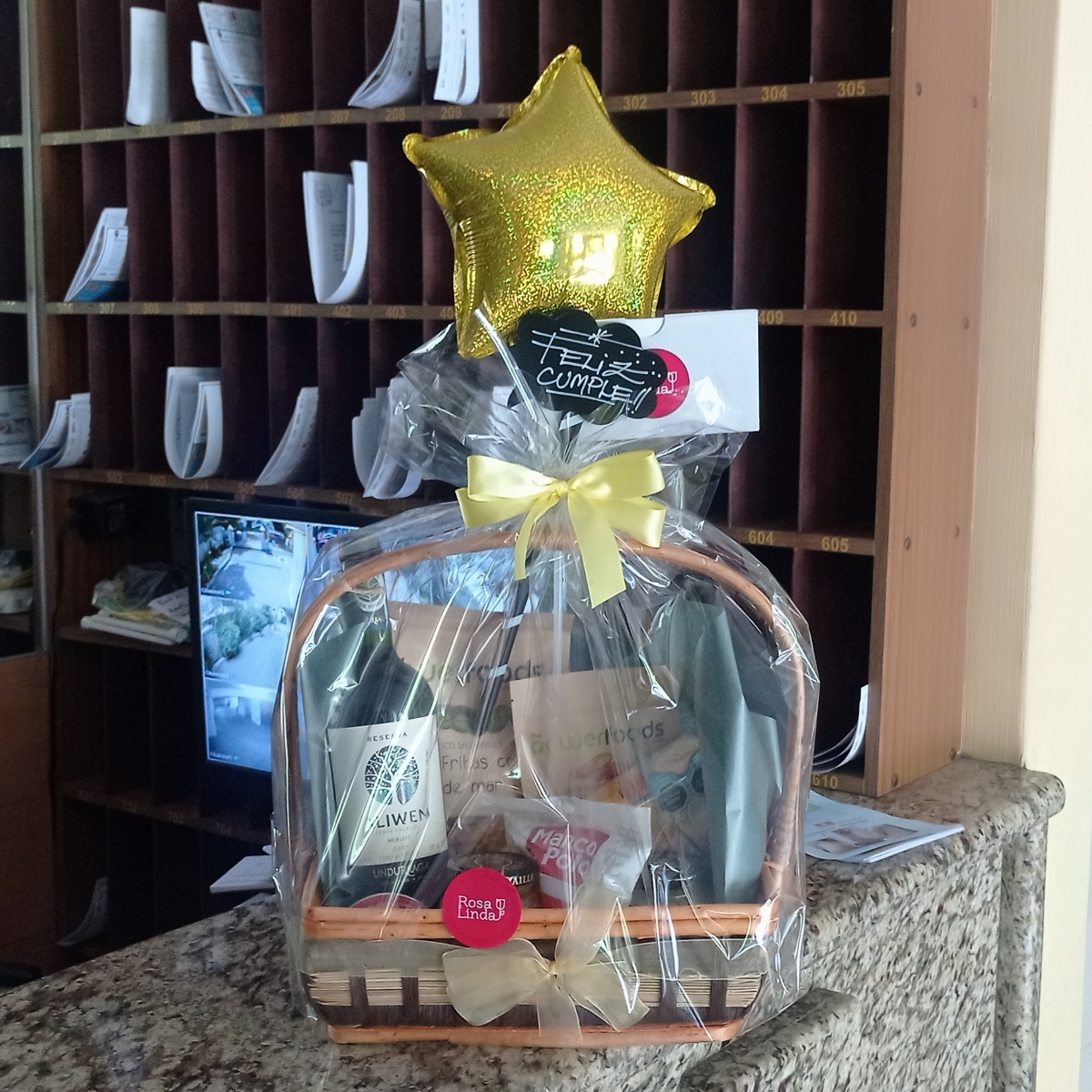 Set de regalo Valle de San Antonio -  Canasto de mimbre mediano con vino y picoteo - Pedido 242885