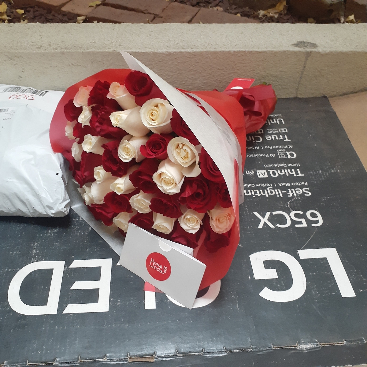 Ramo de Rosas - Ramo circular con 50 rosas mix blanco-rojas - Pedido 243176
