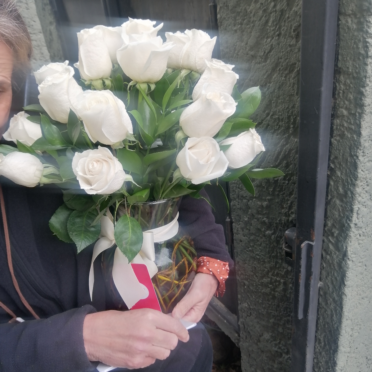 Arreglo floral en florero ánfora con 24 rosas blancas - Pedido 243324