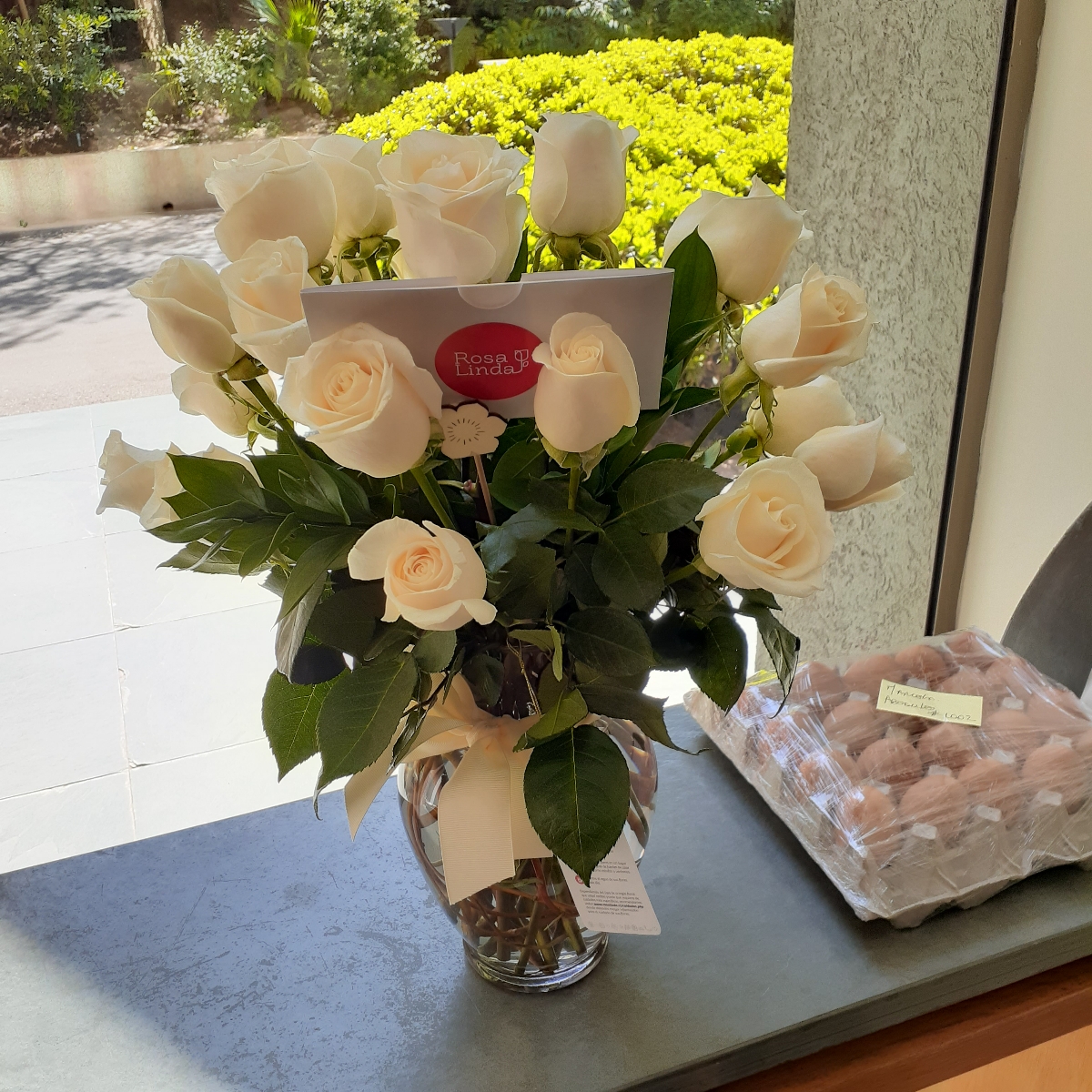 Arreglo floral en florero ánfora con 24 rosas blancas - Pedido 243497