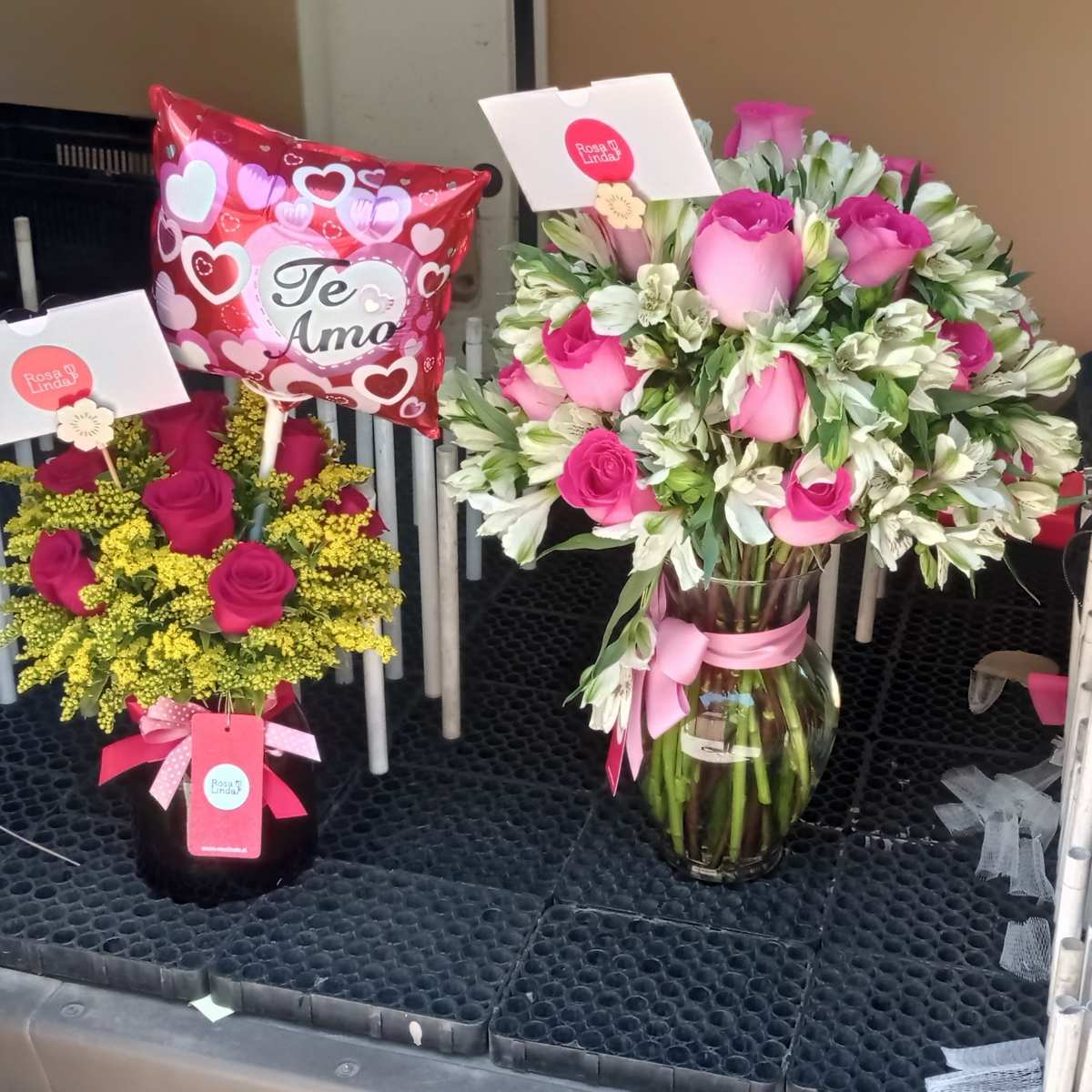 Caricias - Arreglo floral en florero con rosas ecuatorianas rojas, solidago y globo Te amo - Pedido 243509