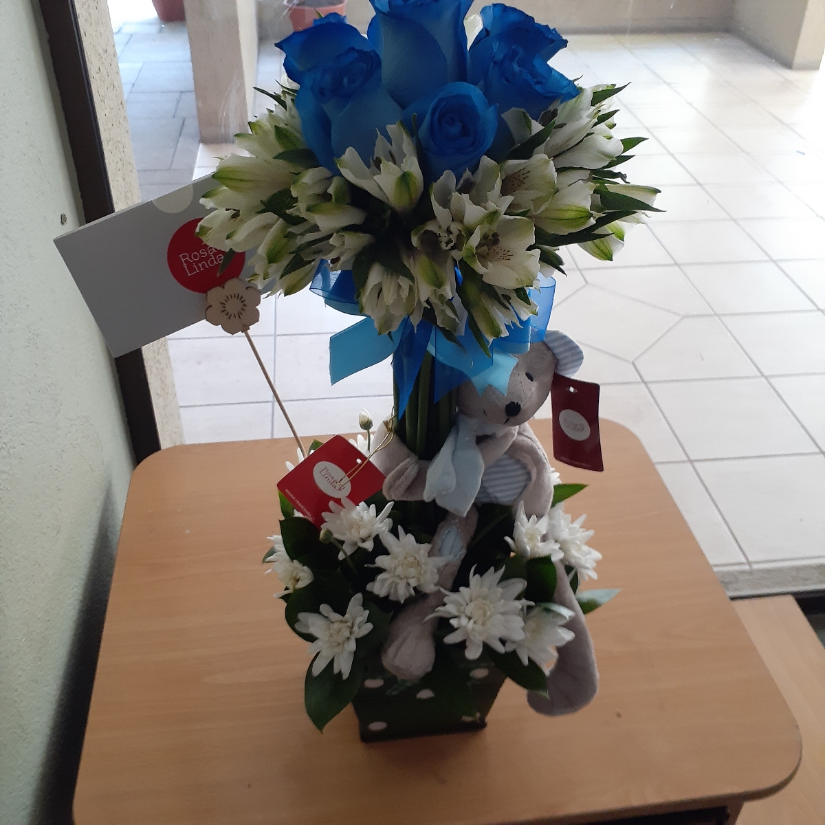 Arbolito con peluche Osito - Arreglo floral con rosas azules, astromelias y maules - Pedido 243843