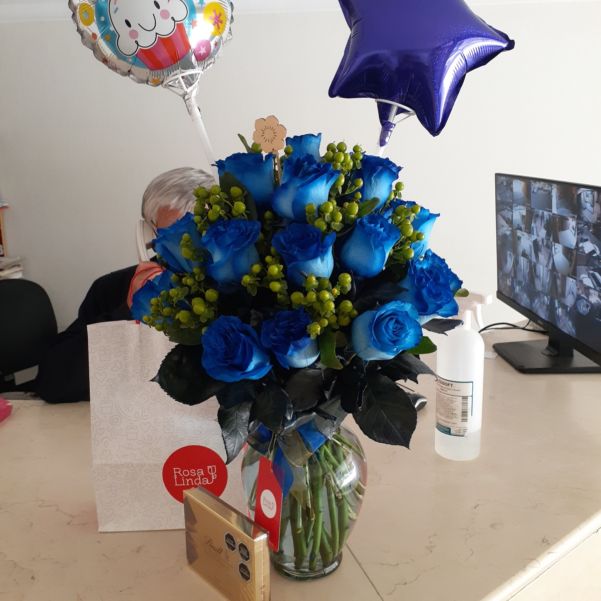 Antonia Azul - Arreglo floral en florero con 24 rosas azules e hypericum verde - Pedido 244079