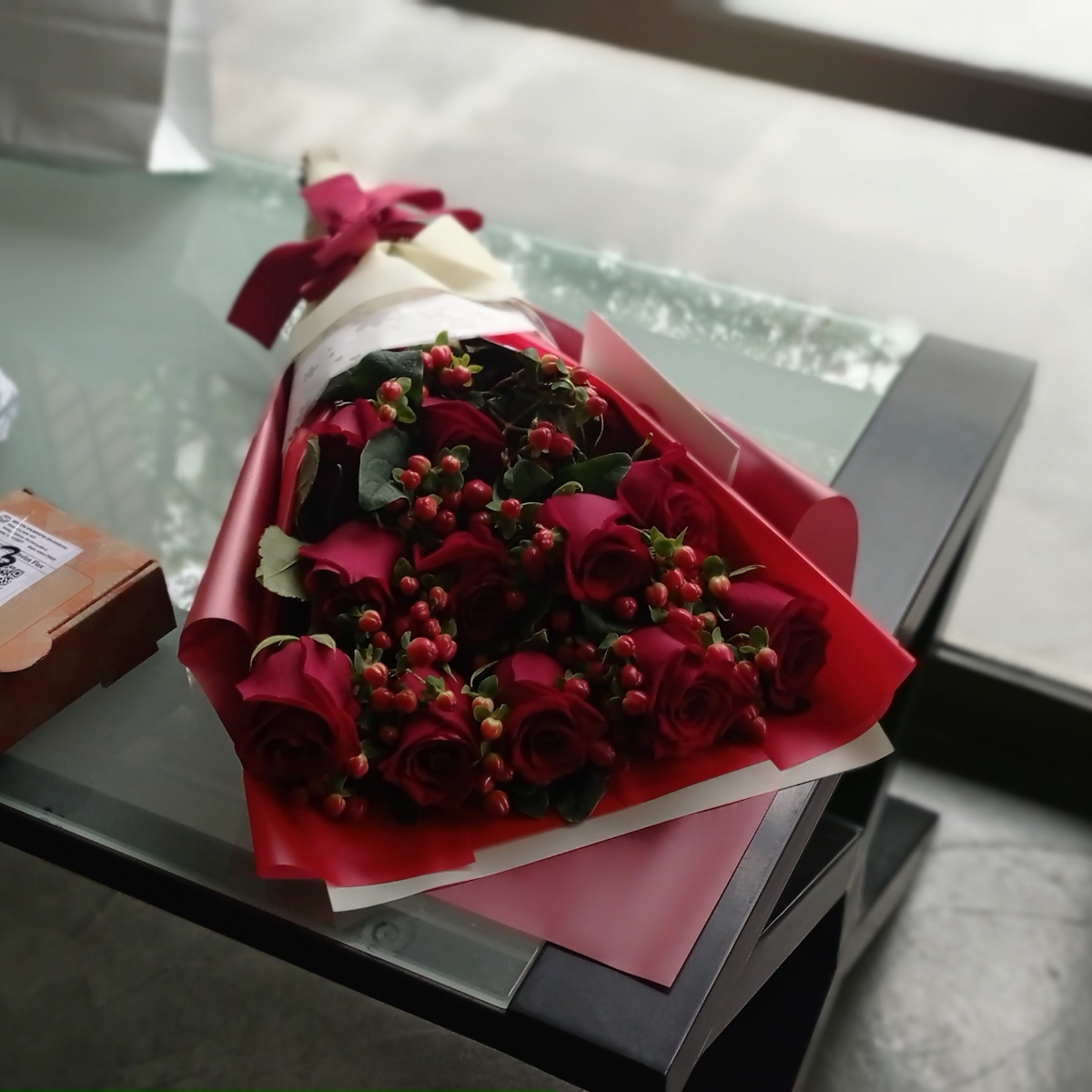 Ramo de rosas extendido con 12 rosas rojas e hypericum - Pedido 244144