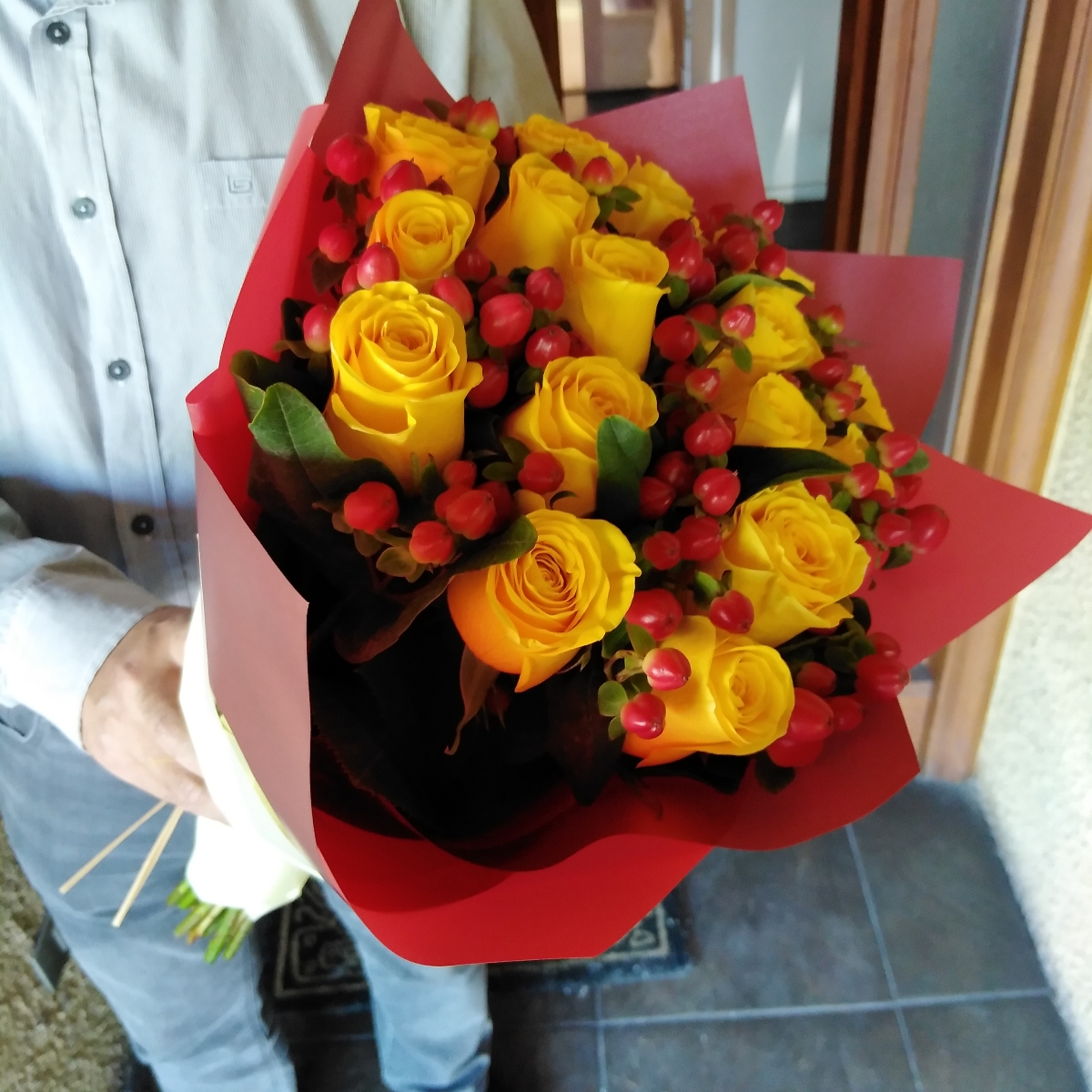 Ramo de rosas - Ramo circular con 18 rosas amarillas e hypericum rojo - Pedido 244164