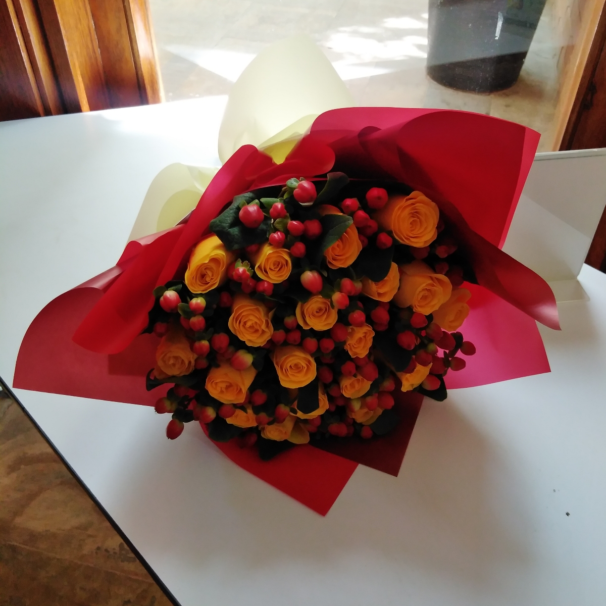 Ramo de rosas - Ramo circular con 18 rosas amarillas e hypericum rojo - Pedido 244205