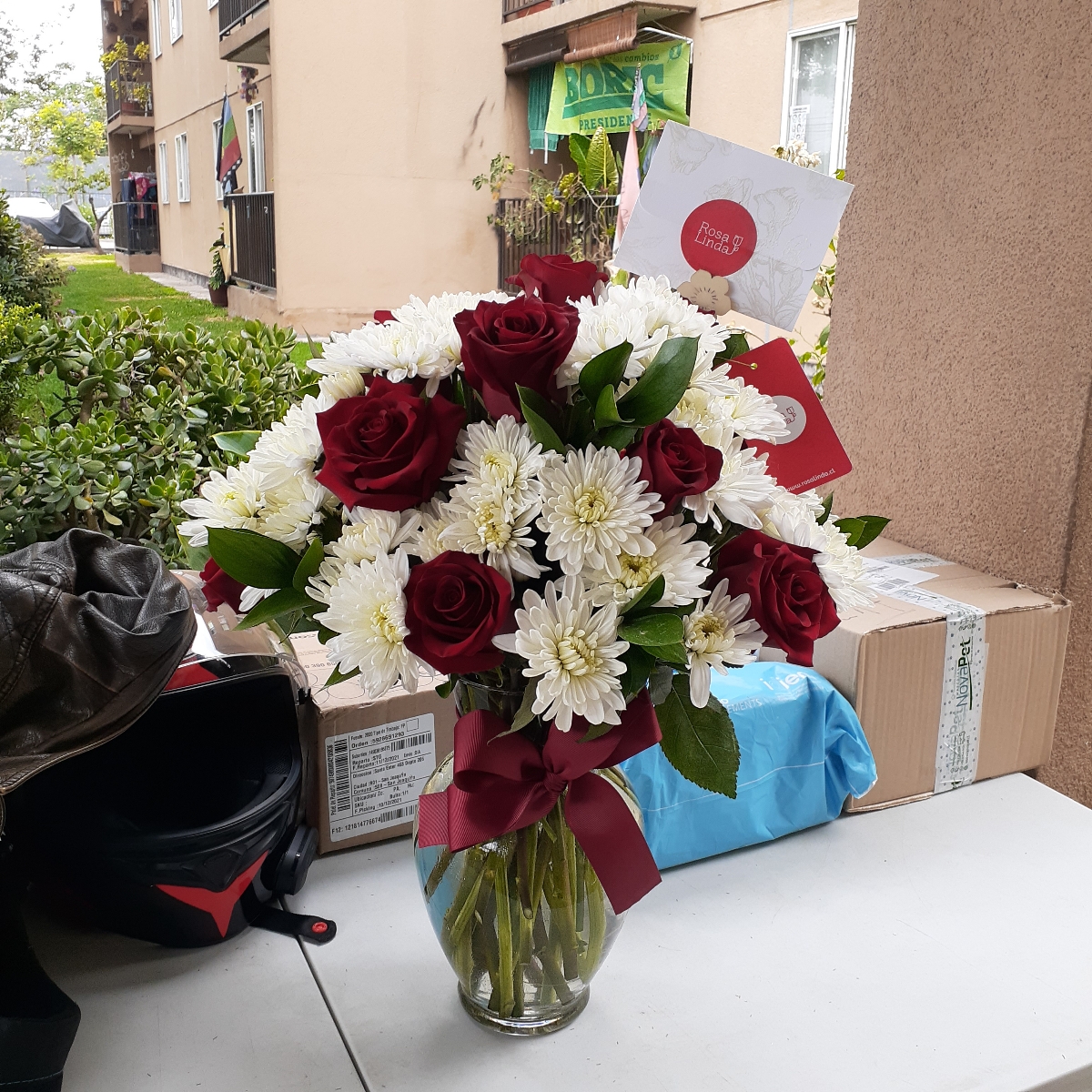 Arreglo floral en florero con rosas y maules blancos - Pedido 244522