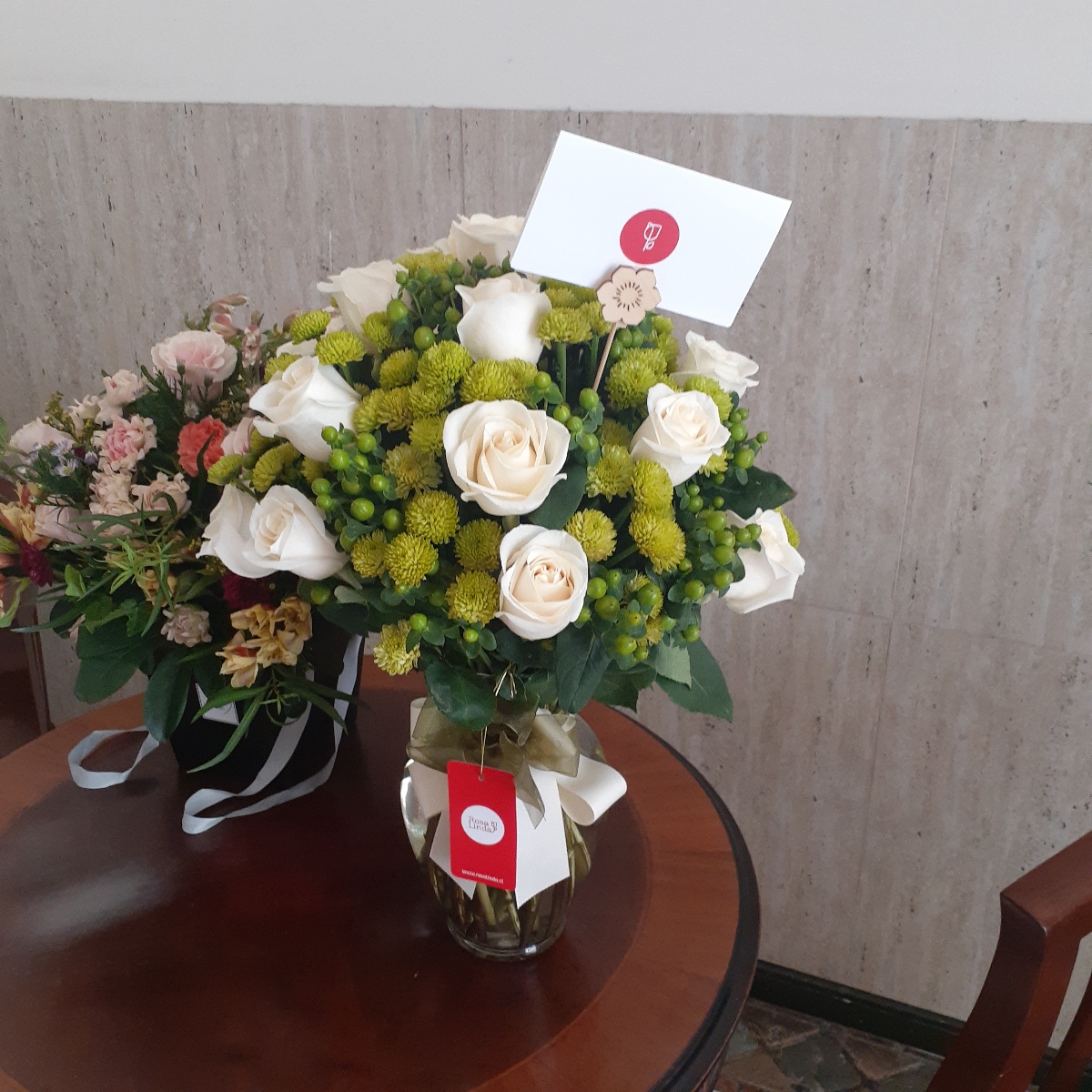 Arreglo floral en florero ánfora con rosas blancas y maules verdes - Pedido 244592