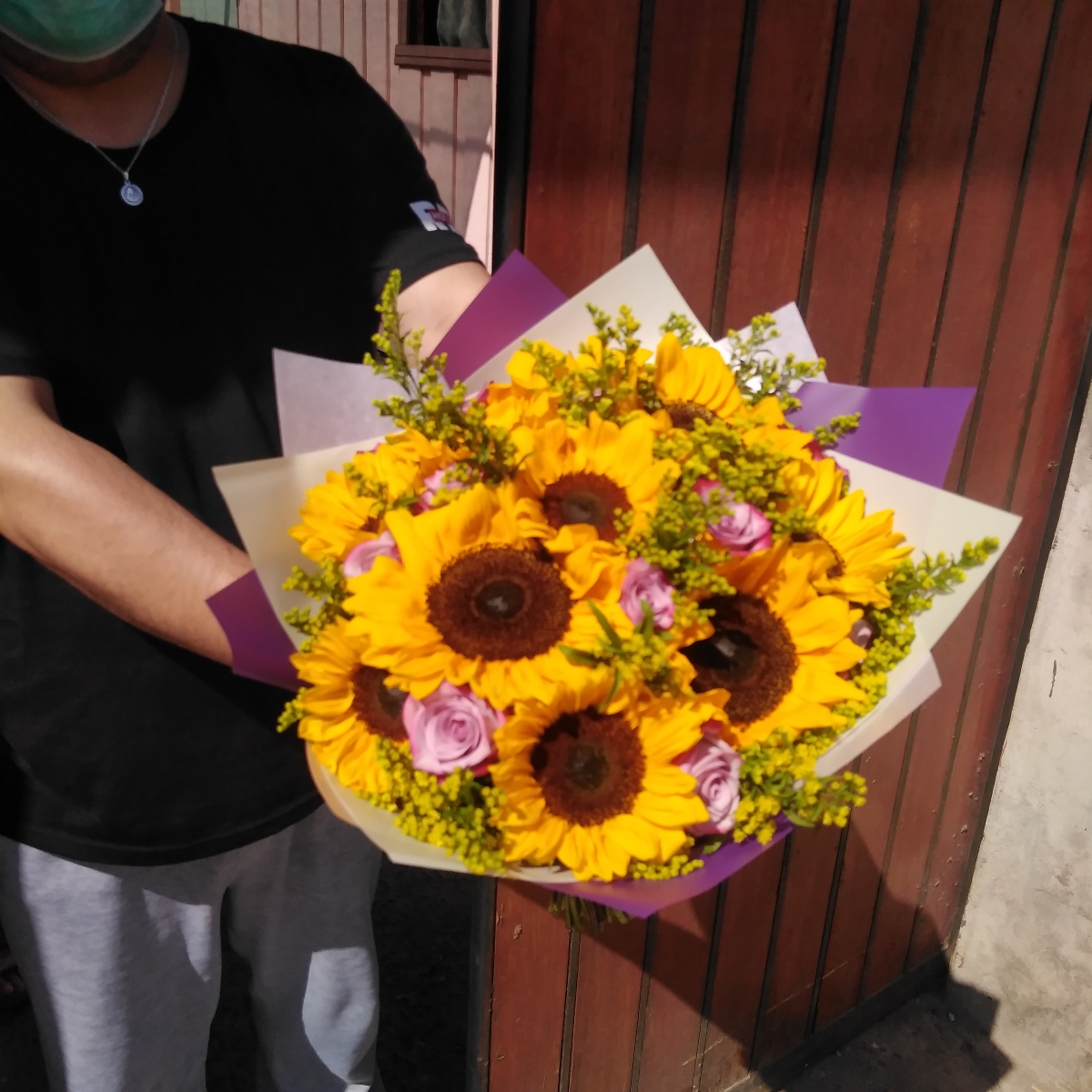 Ramo de girasoles, rosas ecuatorianas lilas y solidago - Pedido 244769