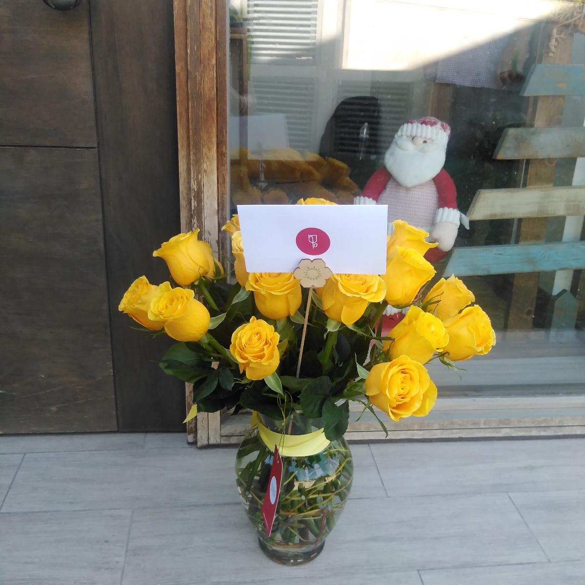 Arreglo floral en florero ánfora con 24 rosas amarillas - Pedido 244775