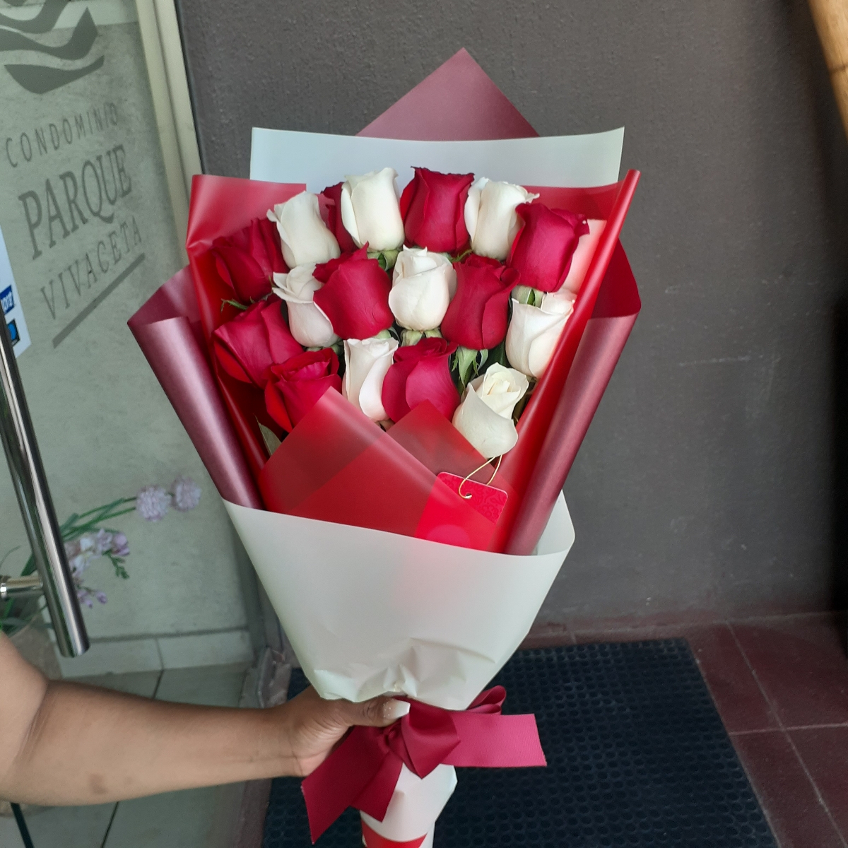 Ramo de rosas extendido con mix de 18 rosas blanco-rojo - Pedido 244781