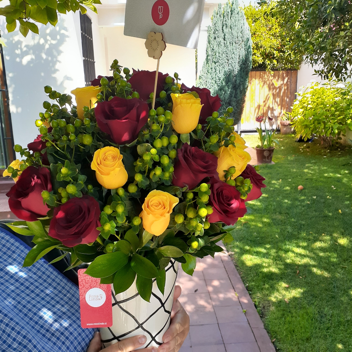 Love Mix Rojo/Amarillo - Arreglo floral con 24 rosas rojas y amarillas, e hypericum verde - Pedido 245049