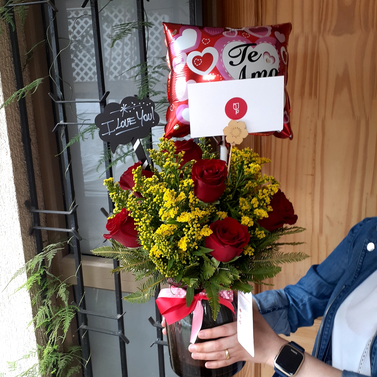 Caricias - Arreglo floral en florero con rosas ecuatorianas rojas, solidago y globo Te amo - Pedido 245052