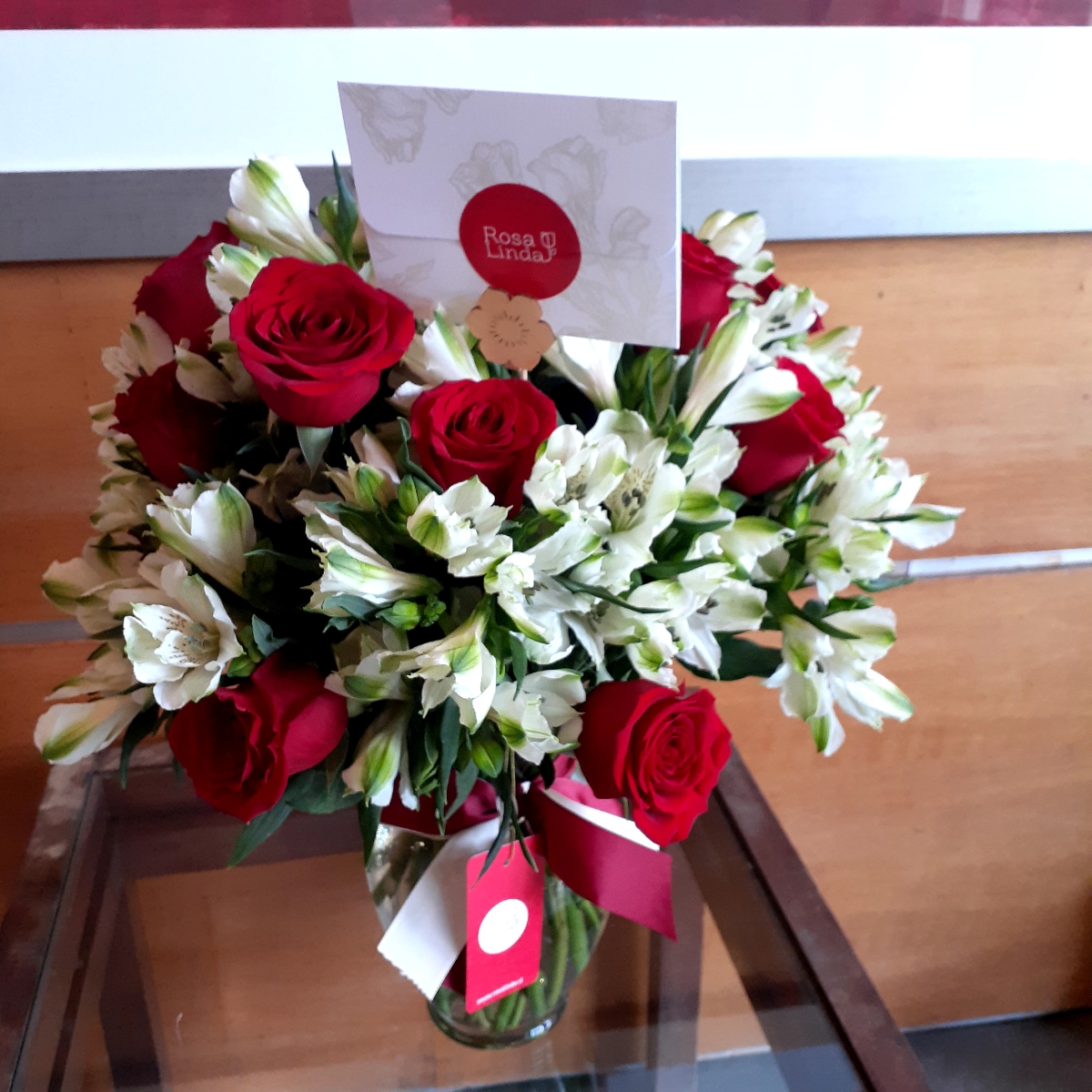 Arreglo floral en florero ánfora con rosas rojas y astromelias - Pedido 245342