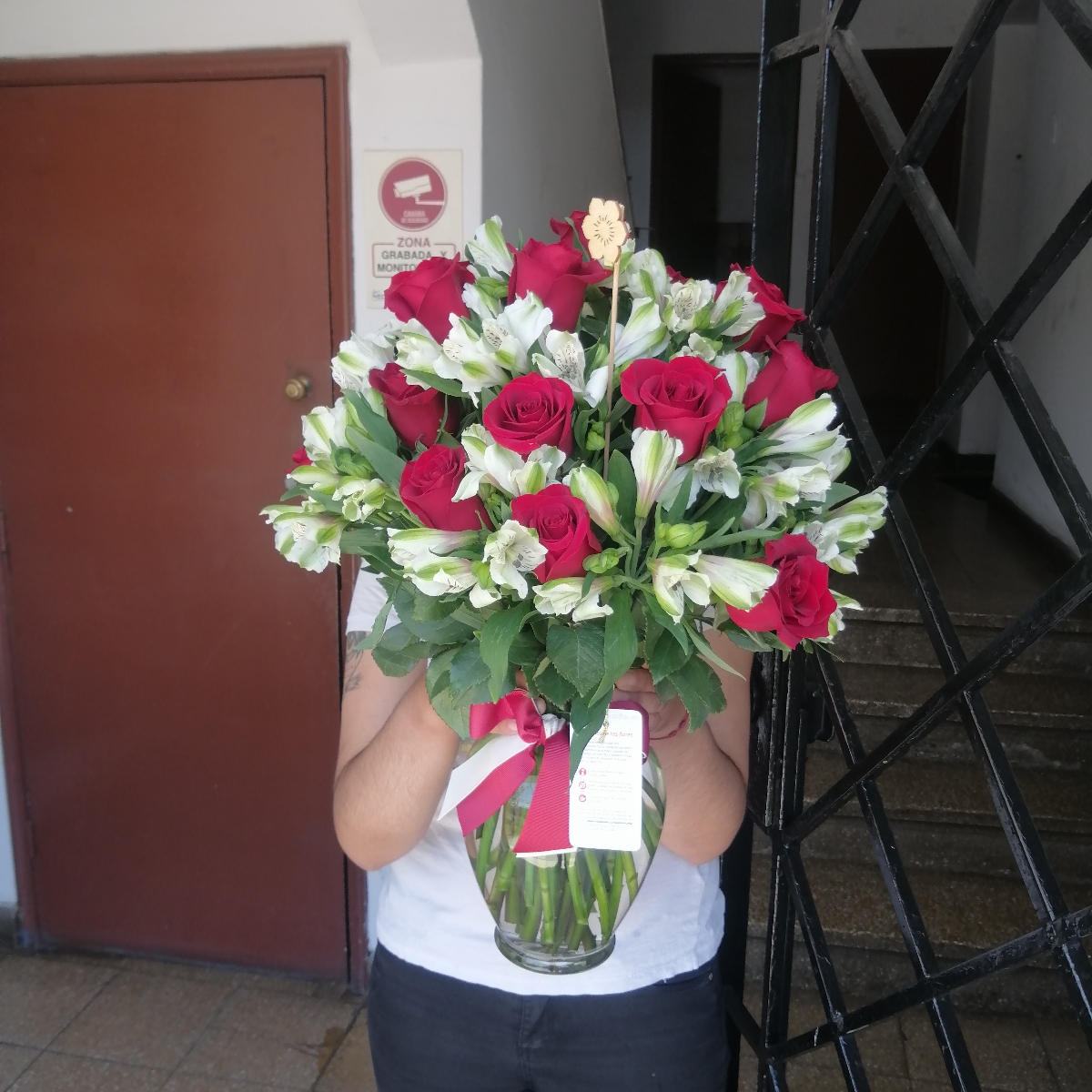 Arreglo floral en florero ánfora con rosas rojas y astromelias - Pedido 245639