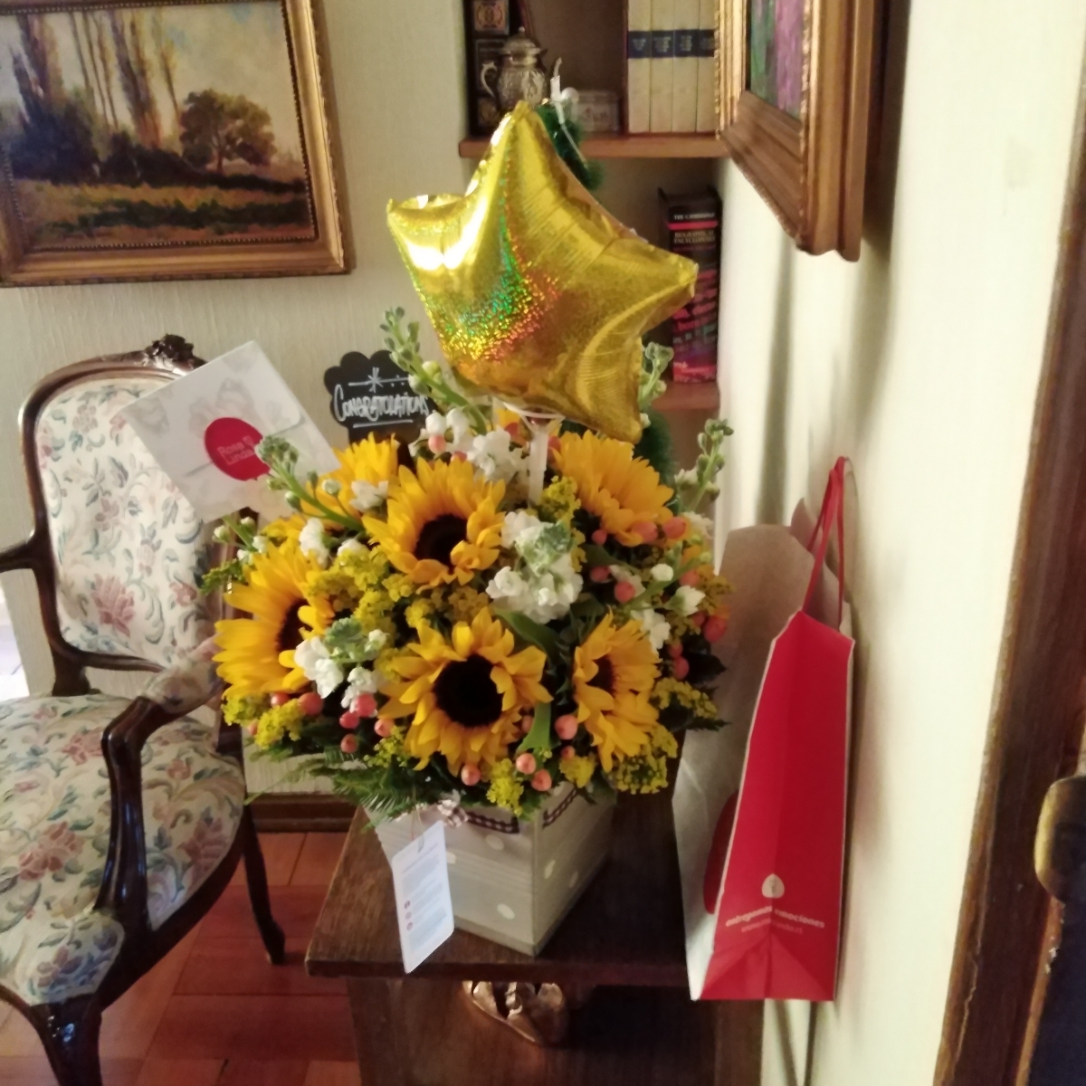 Congratulations - Arreglo floral con girasoles, alelíes, solidago, hypericum, globo de estrella y pizarra - Pedido 246038