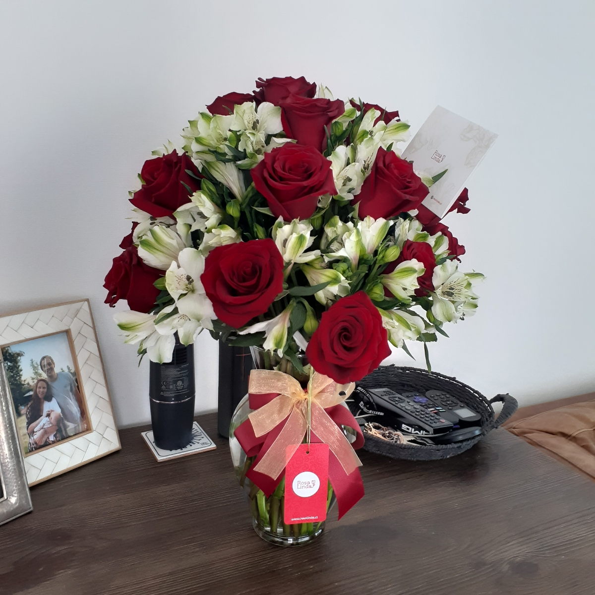 Arreglo floral en florero ánfora con rosas rojas y astromelias - Pedido 246205