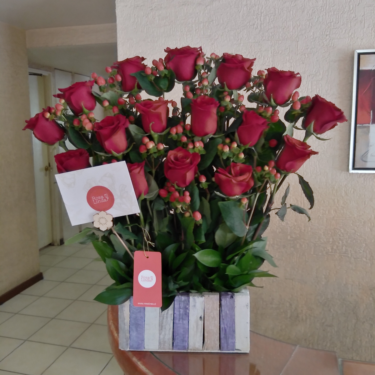 Jardín de Rosas Rojas - Arreglo floral con 16 rosas rojas e hypericum rojo - Pedido 246690