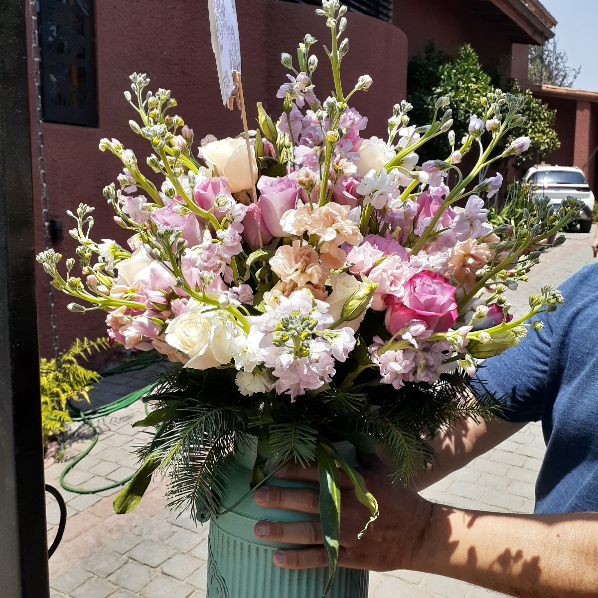 Amelie Garden - Arreglo floral en base vintage con alelíes y rosas en tonos pasteles - Pedido 247252