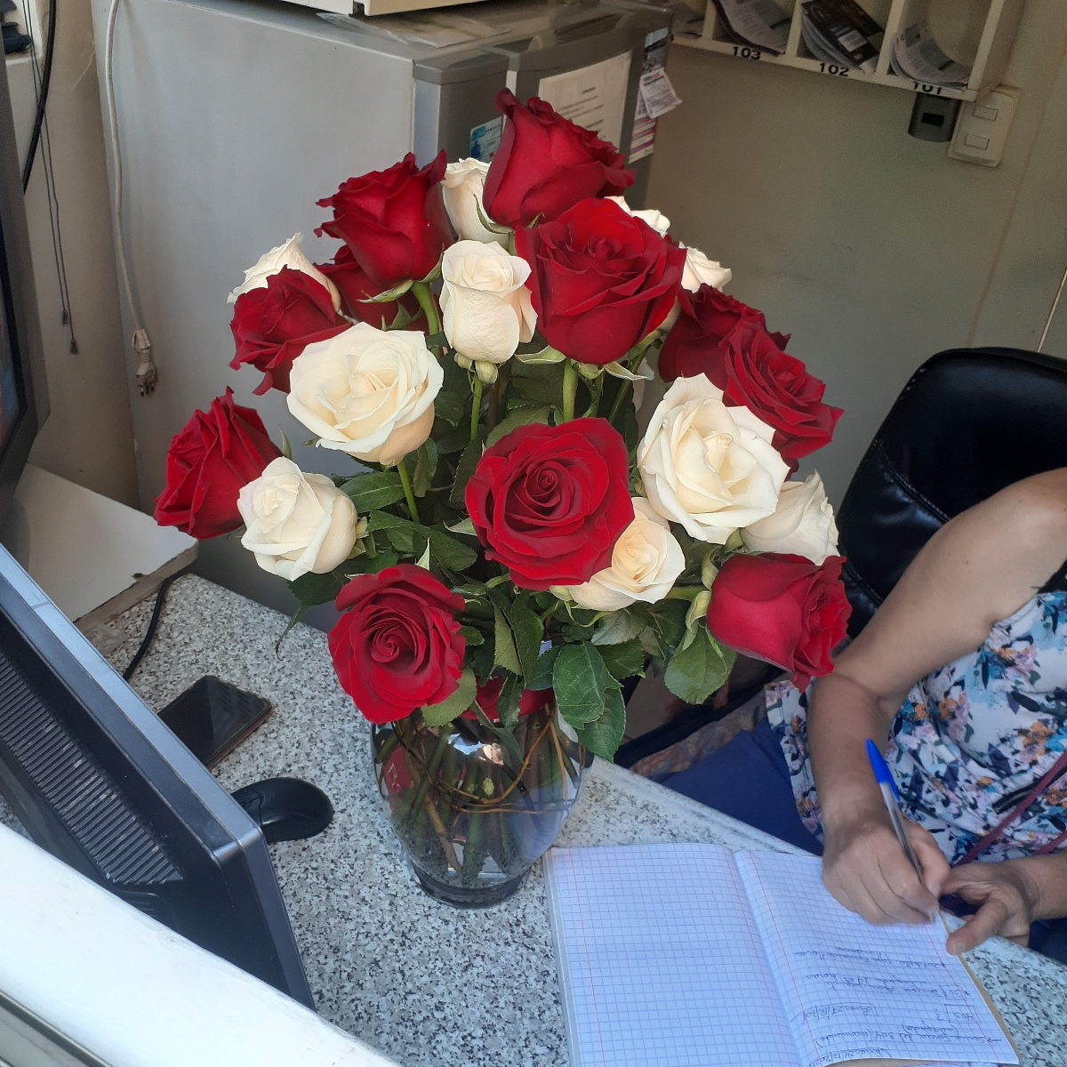 Arreglo floral en florero ánfora con mix de 24 rosas blancas y rojas - Pedido 247334